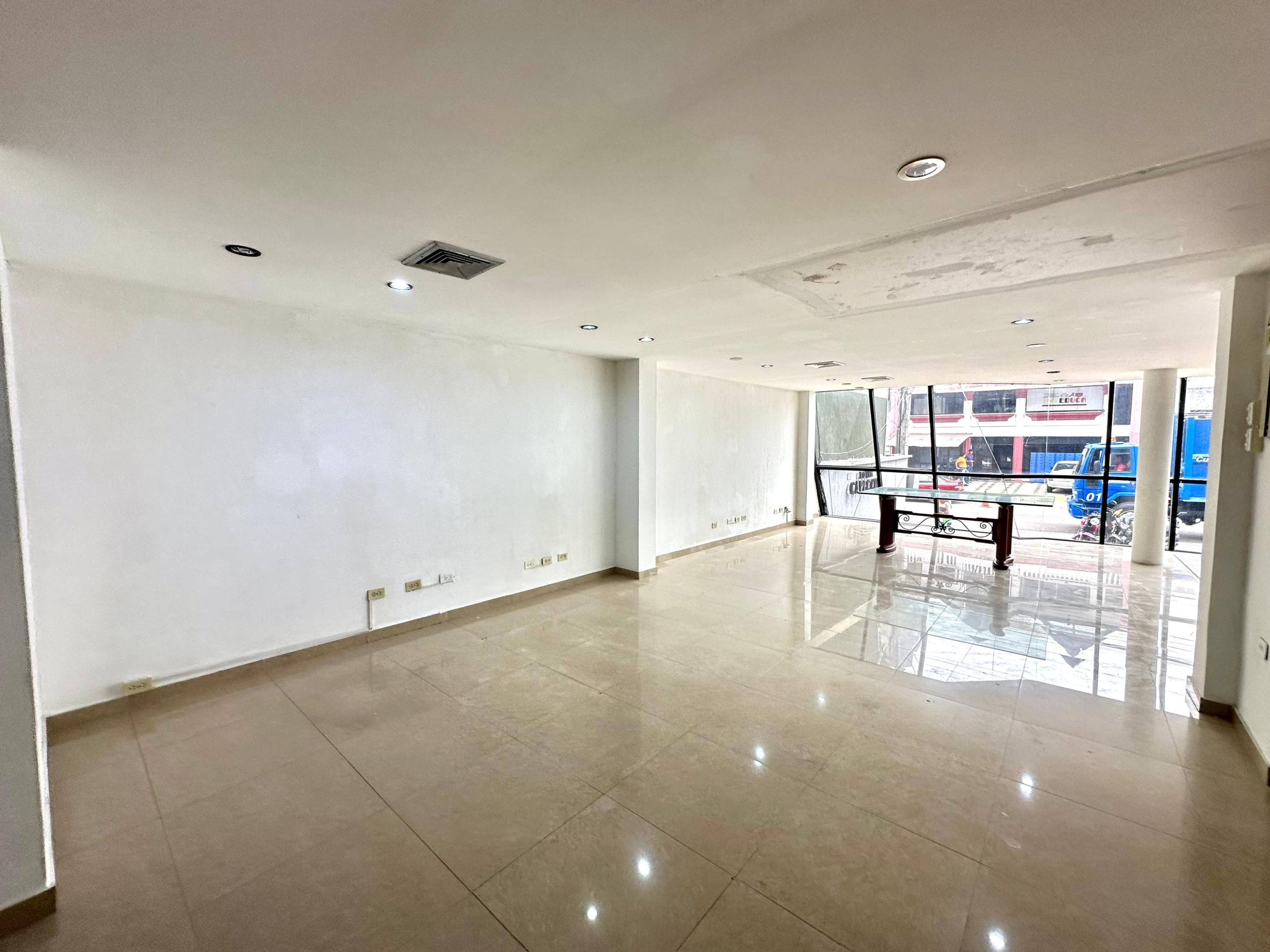 Local comercial a pie de calle en Torre Capeccio, Barrio Obrero — foto 3