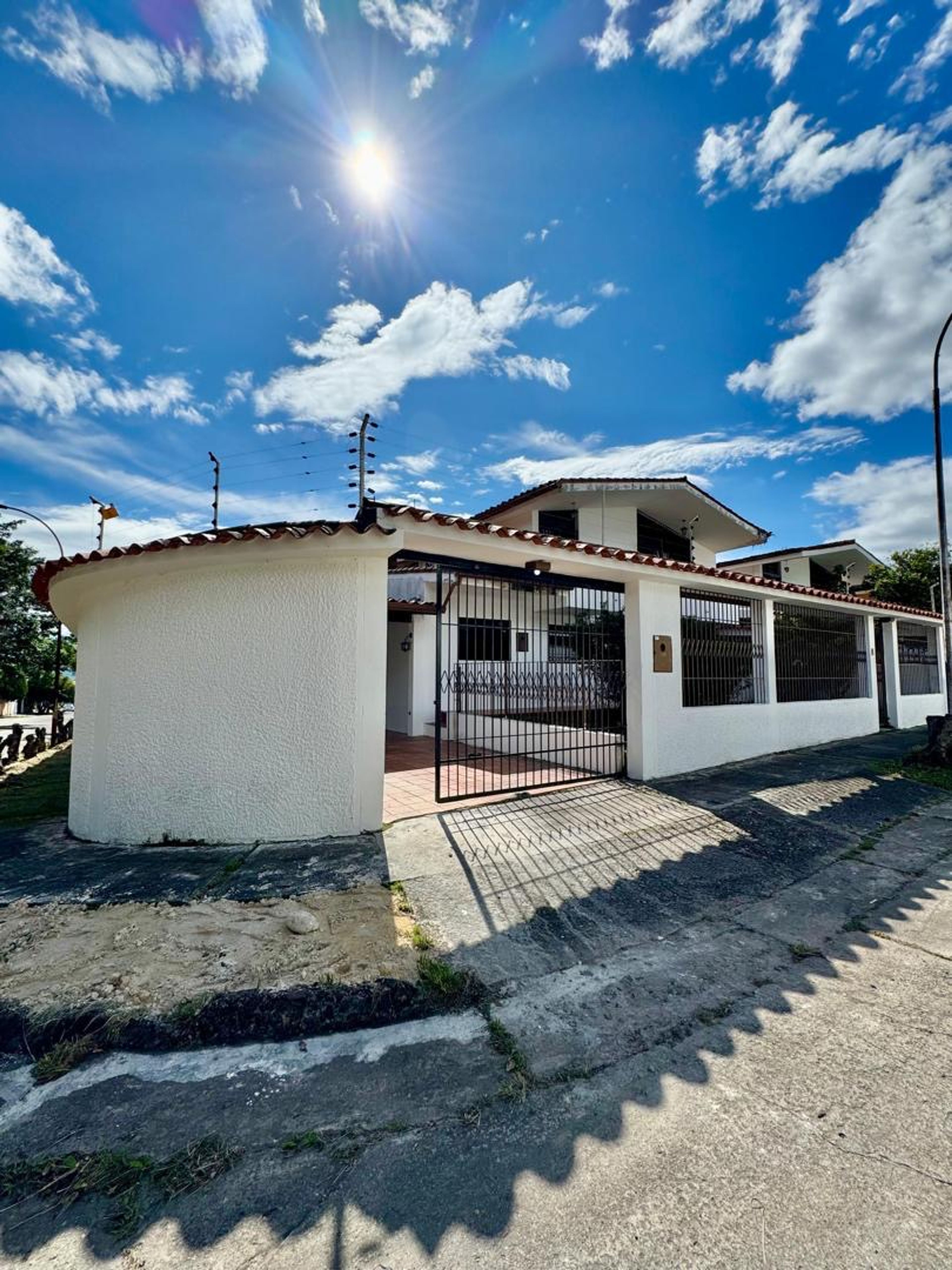 Amplia residencia con área social en Altos de Pirineos — foto 2