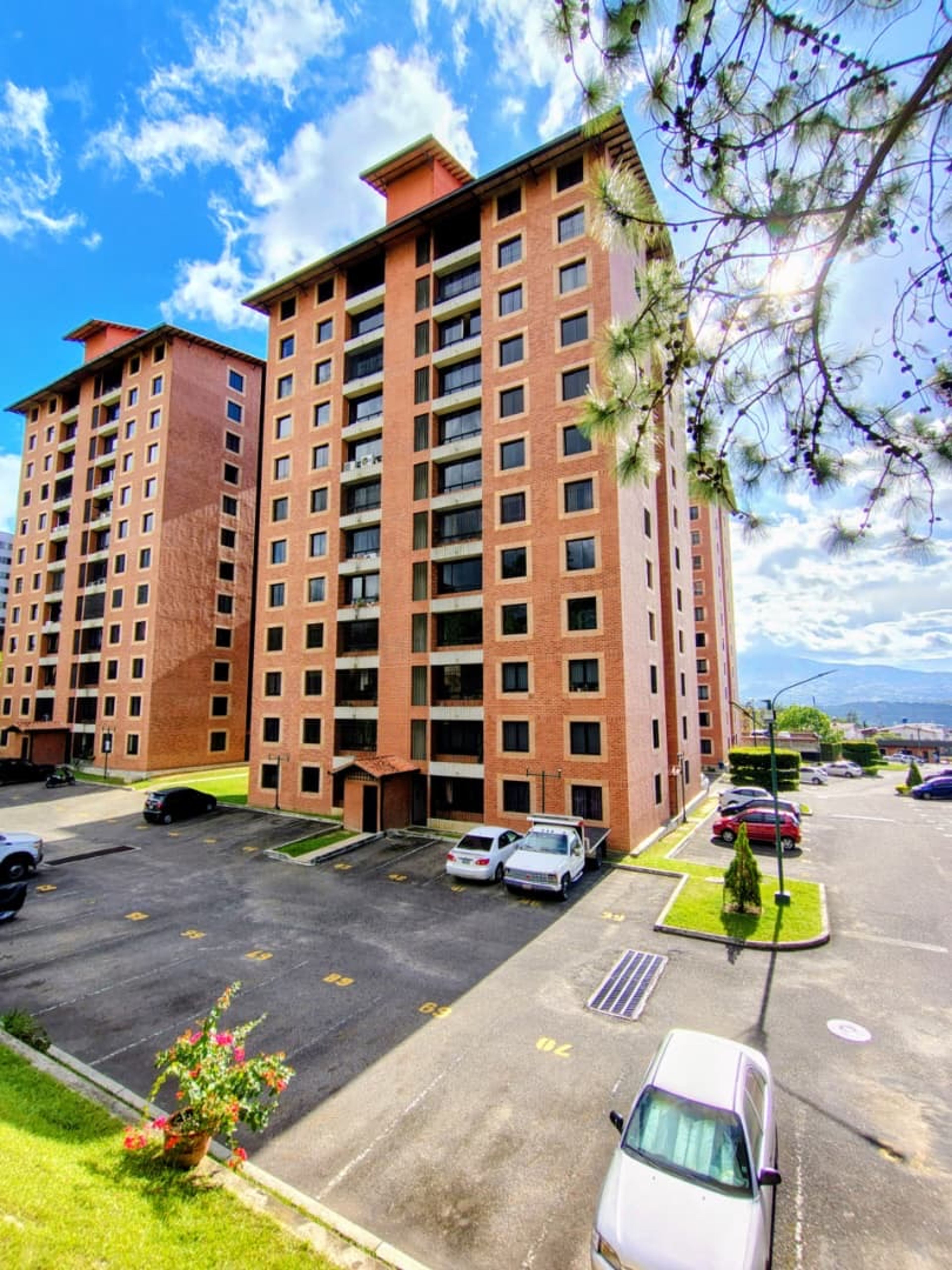 Apartamento recién remodelado con vista a la avenida en Residencias Alta Vista — foto 1