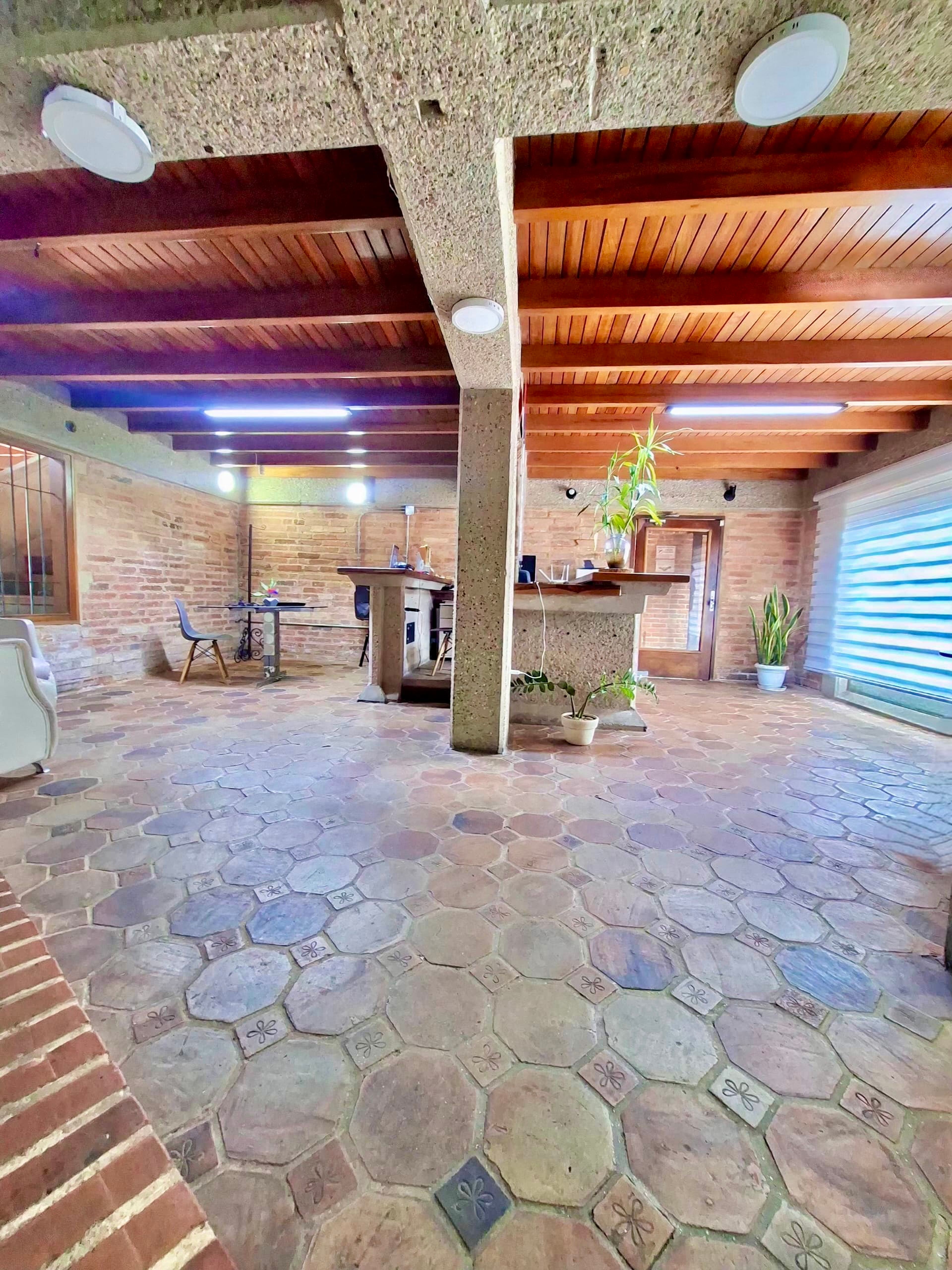 Local comercial de estilo colonial frente a la Plaza Los Mangos en Barrio Obrero — foto 4