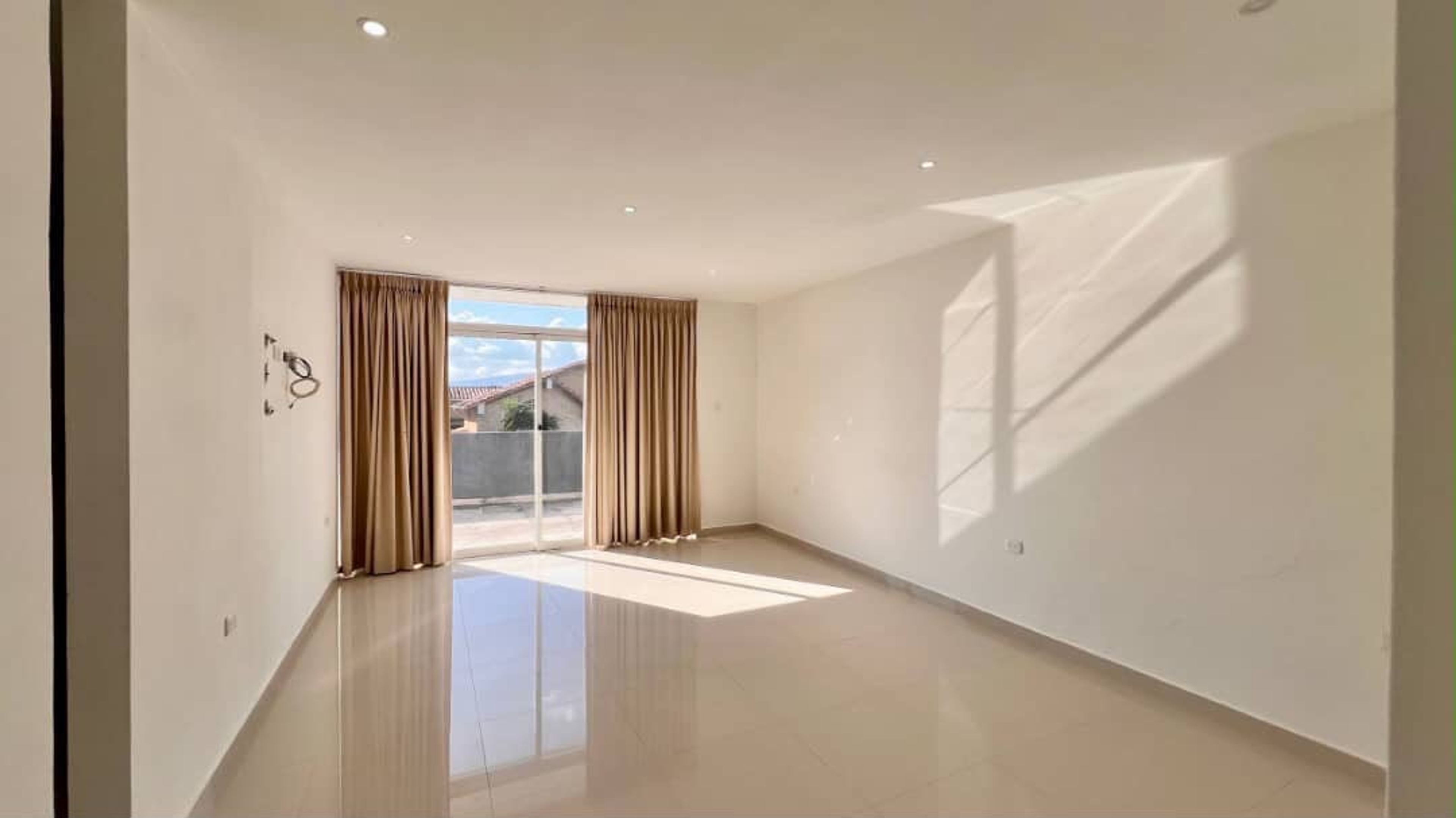 : Casa de 5 niveles con terraza y área para piscina en Colinas de Pirineos — foto 5