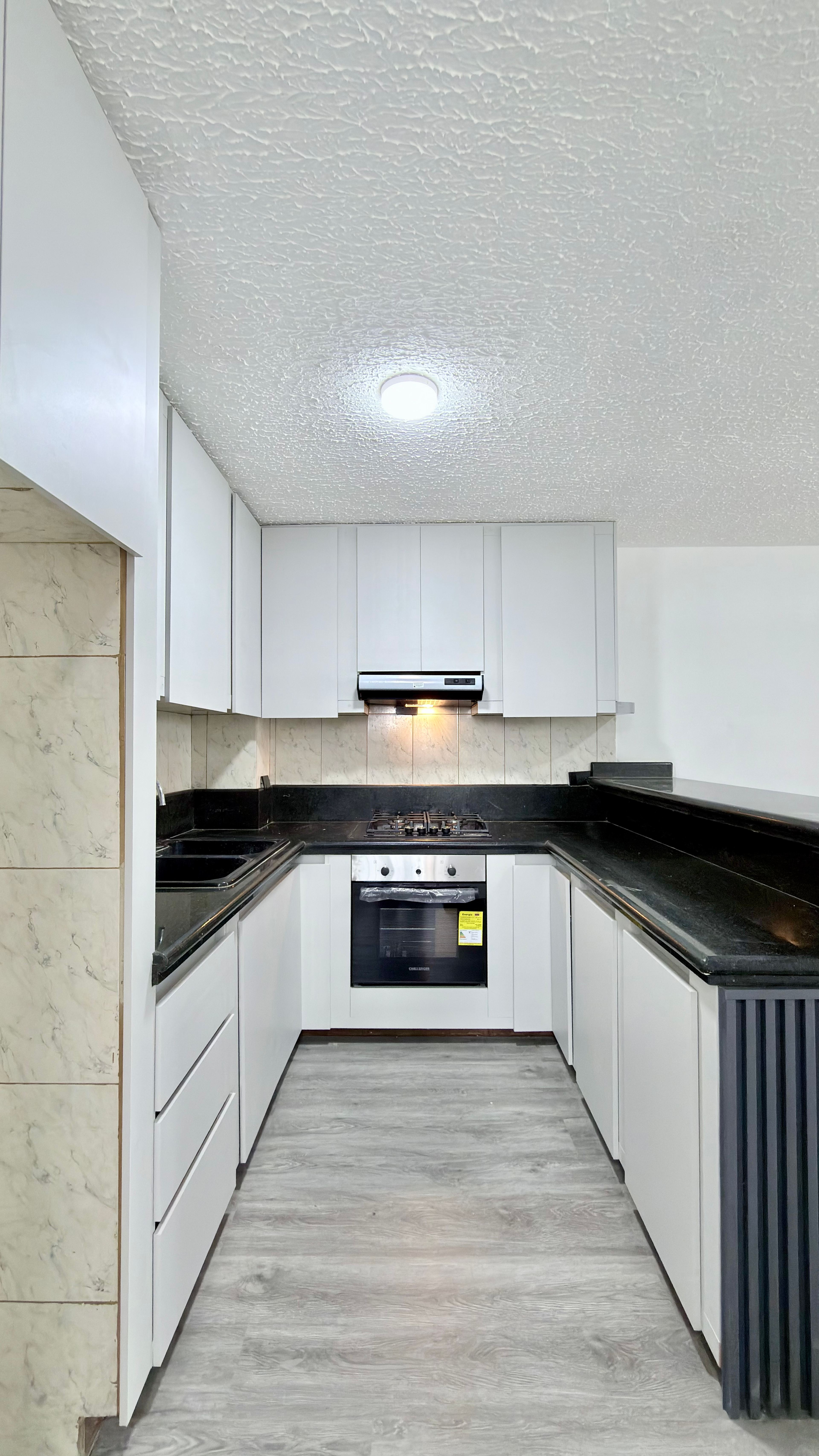 Apartamento recién remodelado con vista a la avenida en Residencias Alta Vista — foto 3