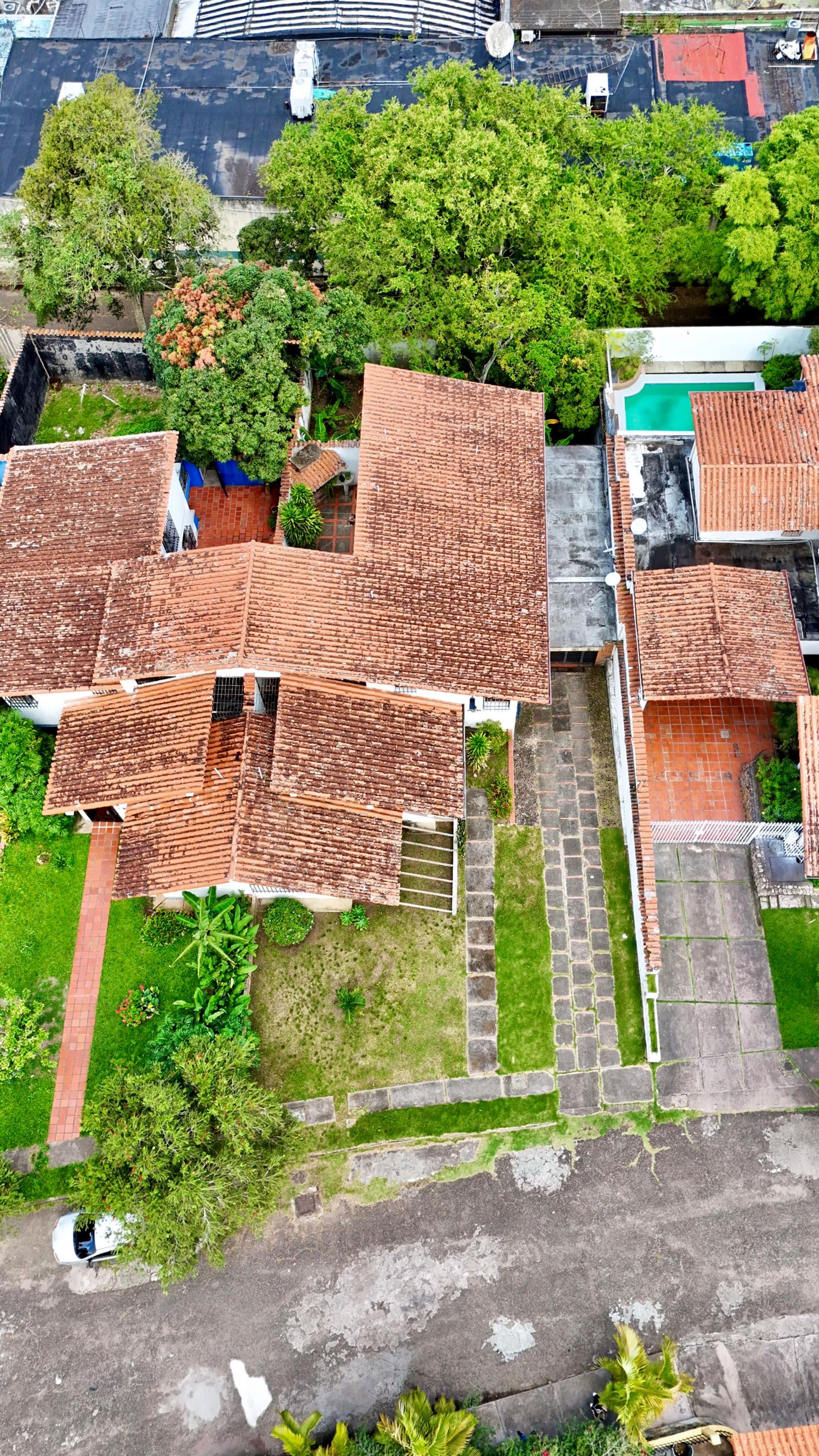 Casa de tres niveles con amplio patio y oficina en Las Lomas — foto 11