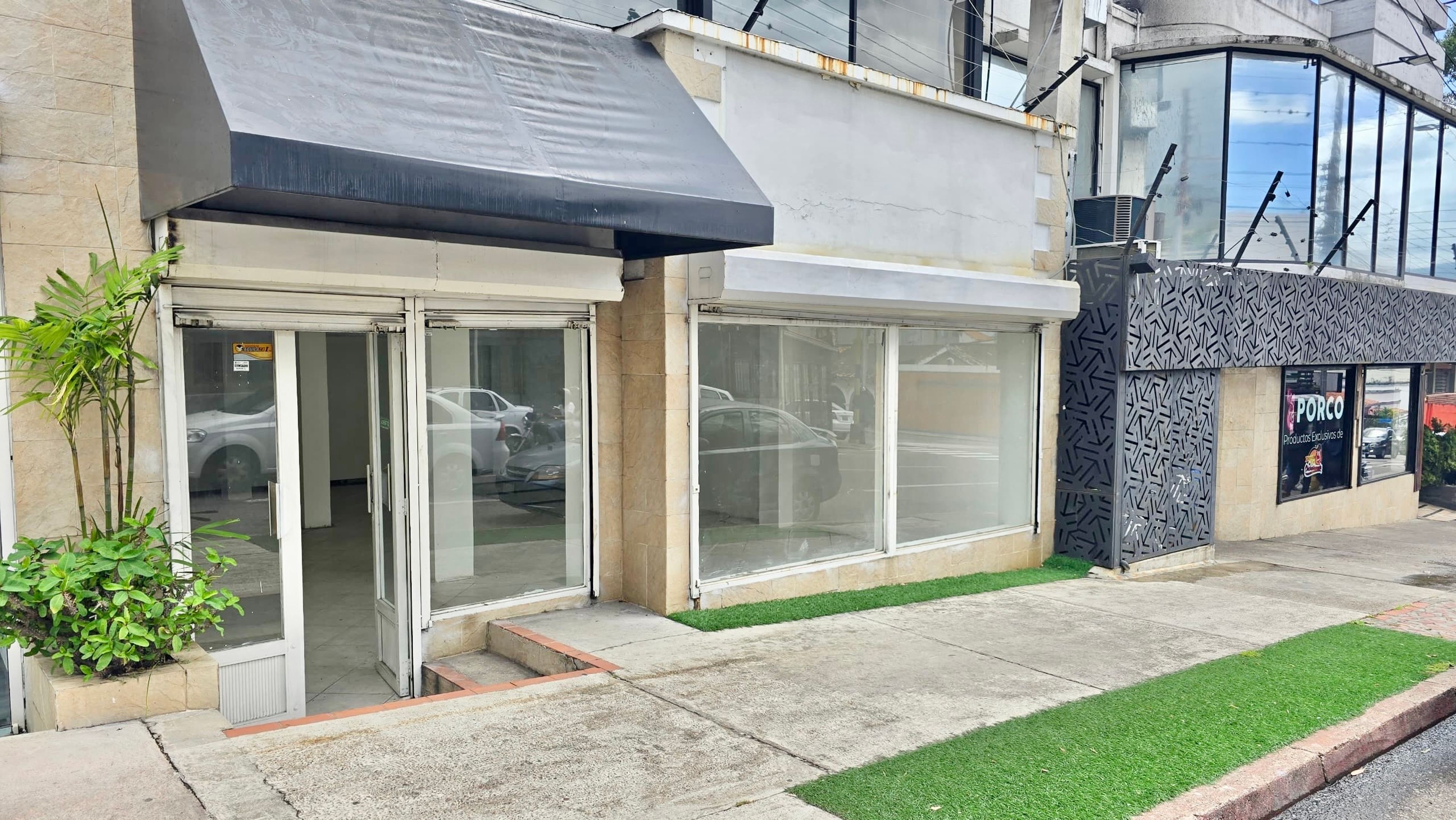 Local comercial de 100 m² a pie de calle con vitrina en Pasaje Acueducto — foto 1