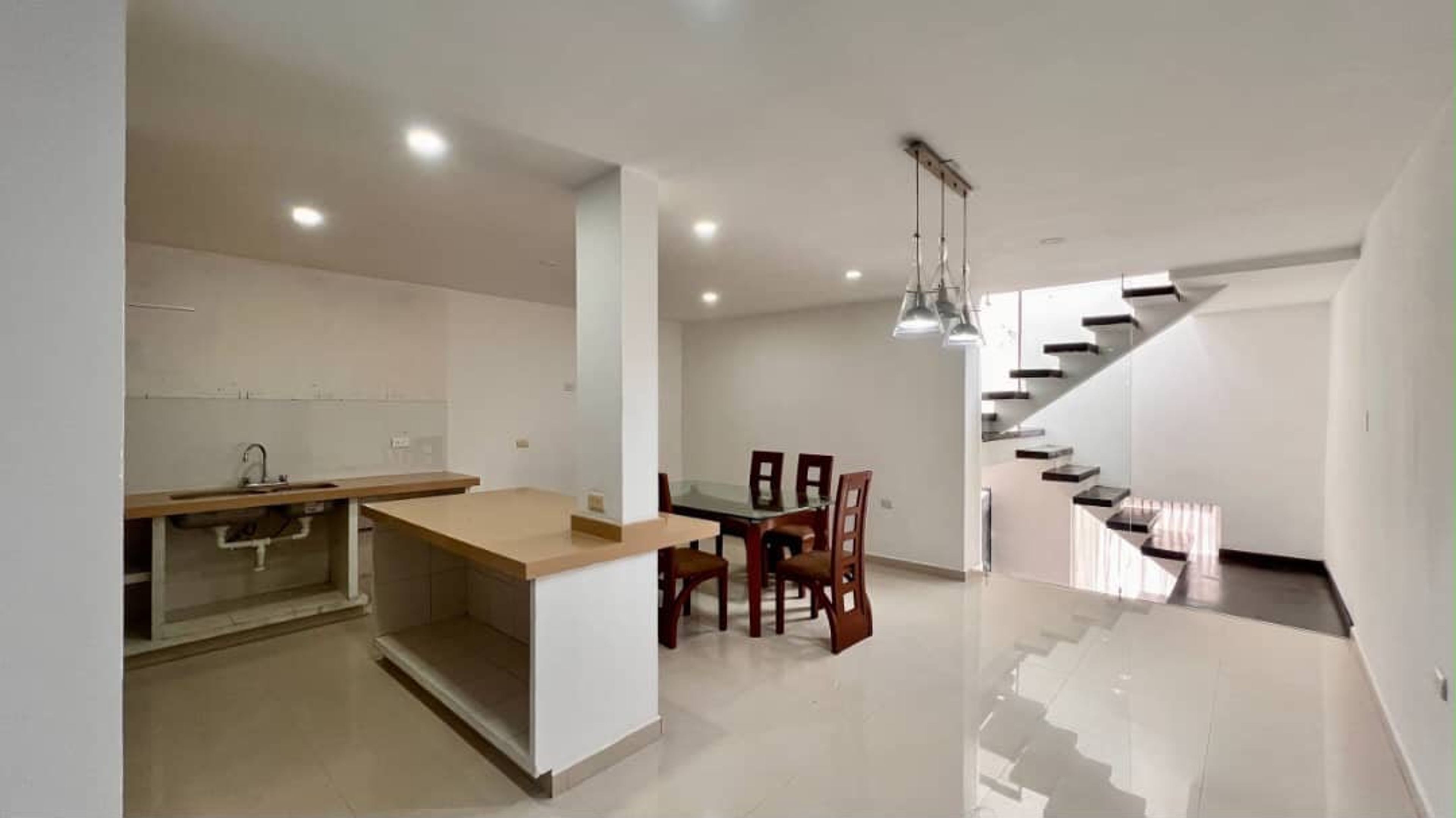 : Casa de 5 niveles con terraza y área para piscina en Colinas de Pirineos — foto 3