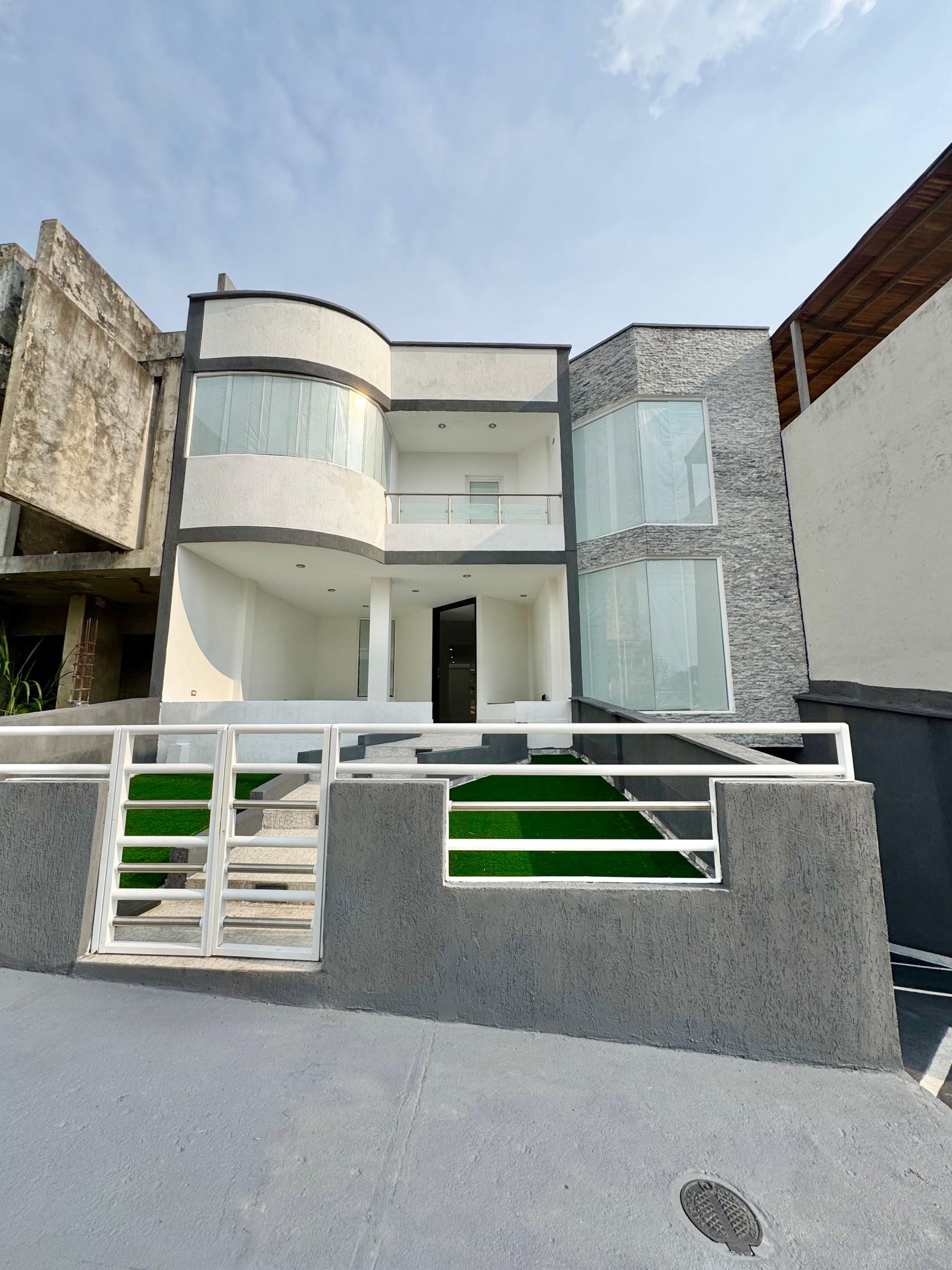 Casa moderna de 800 m² con piscina y 5 niveles en Urbanización Colinas de Pirineos — foto 2