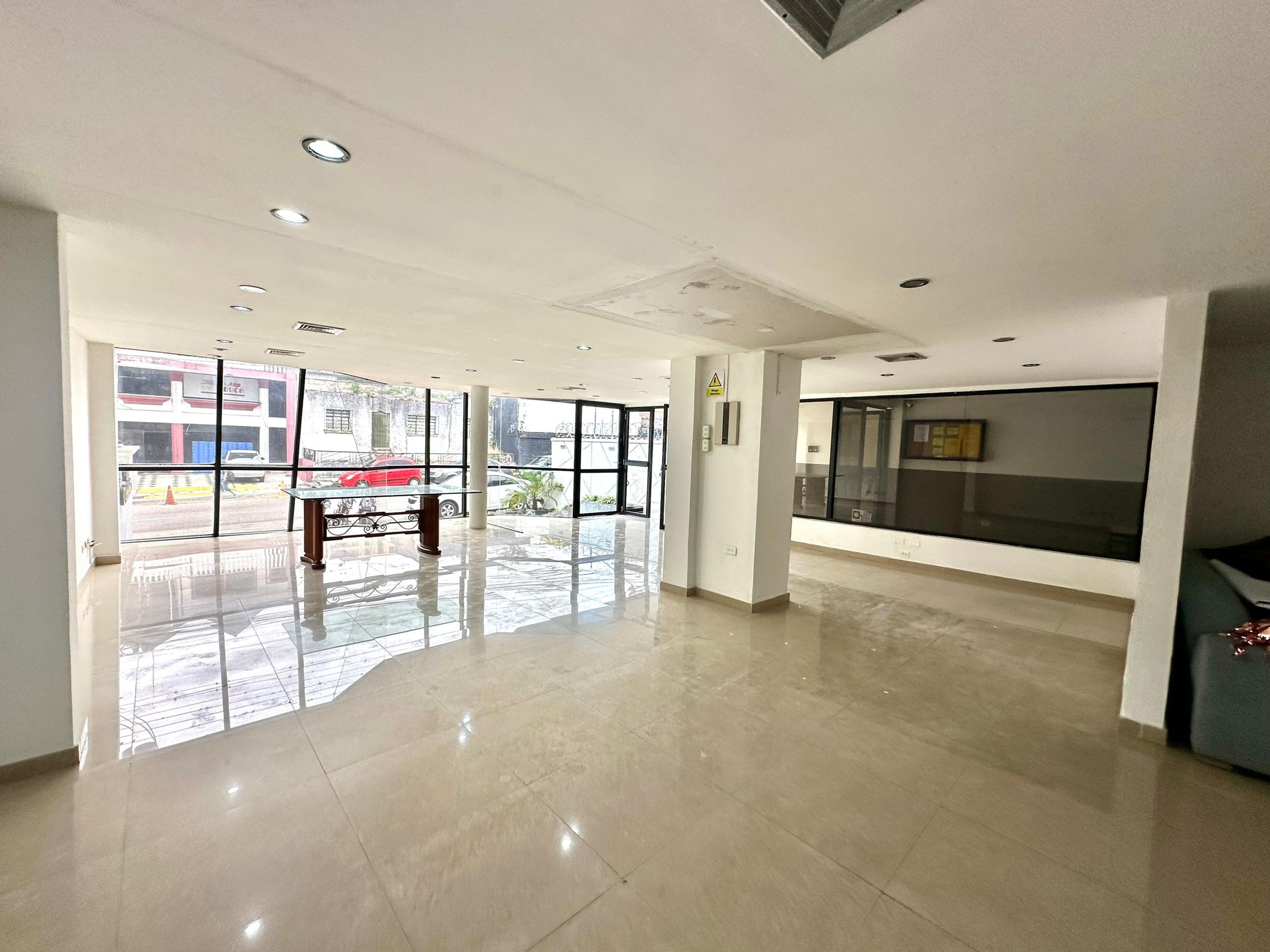 Local comercial a pie de calle en Torre Capeccio, Barrio Obrero — foto 4