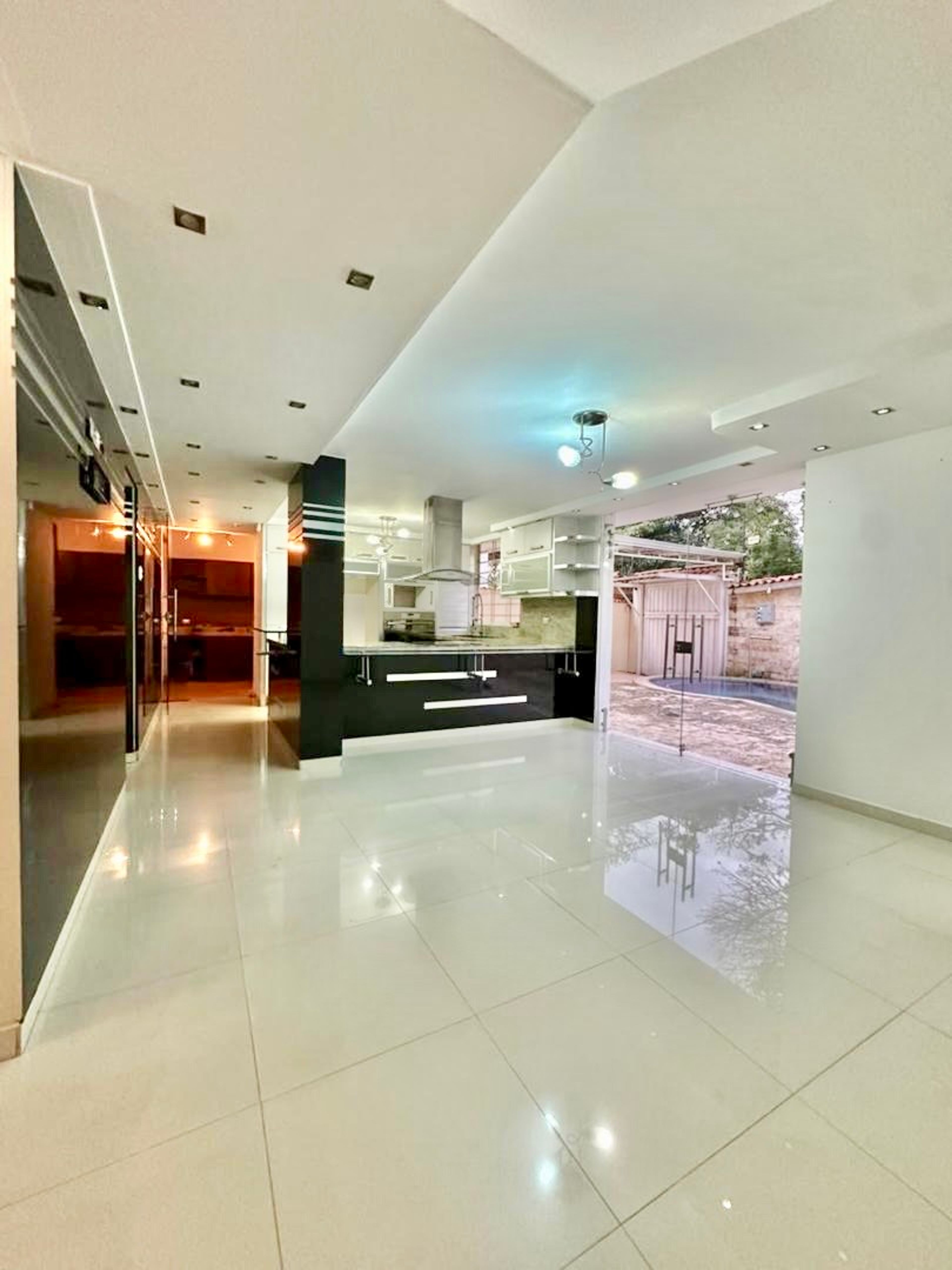 Casa de 3 niveles con piscina privada y 5 suites en Vista Hermosa II, Las Acacias — foto 3