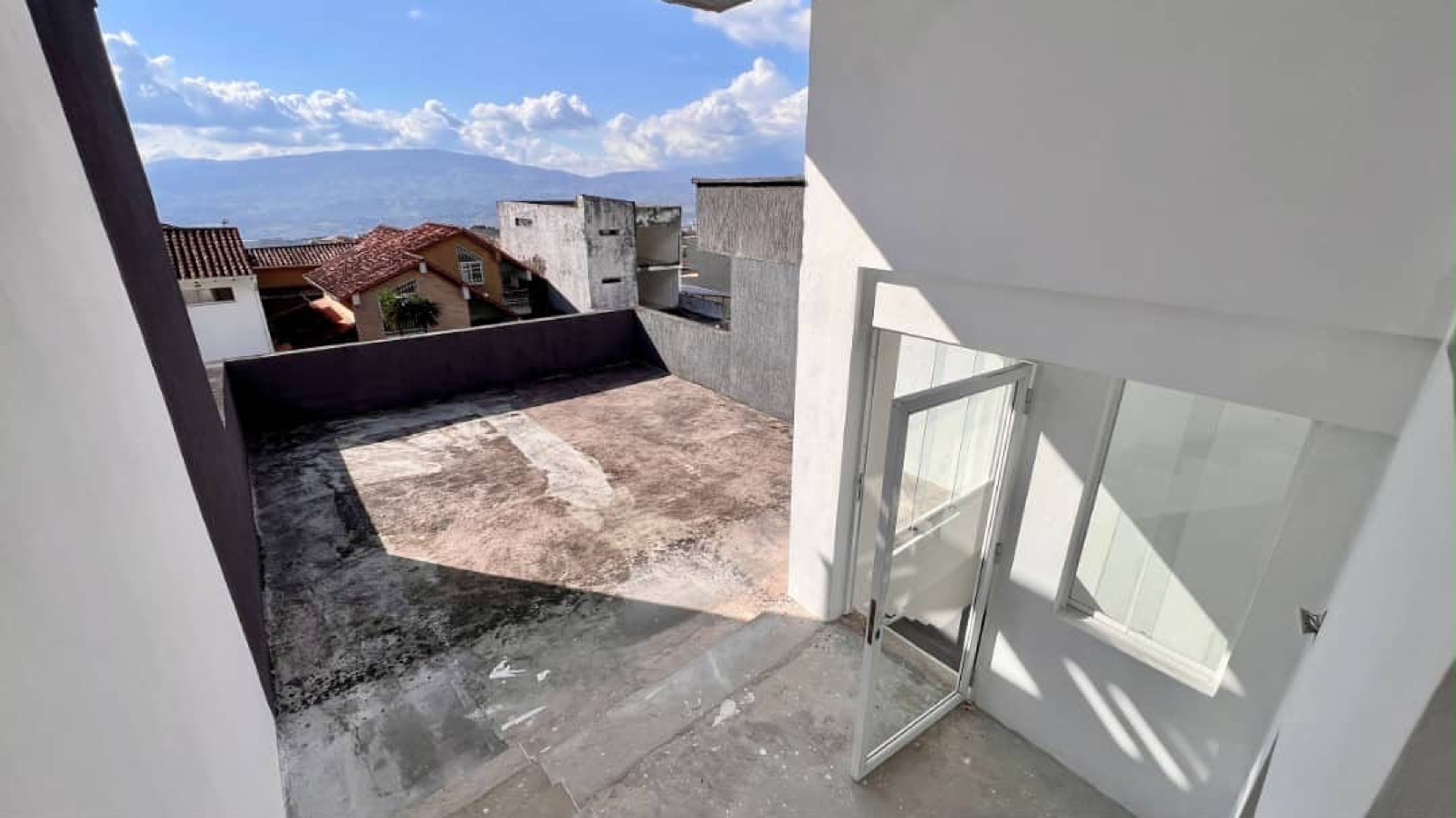 : Casa de 5 niveles con terraza y área para piscina en Colinas de Pirineos — foto 12