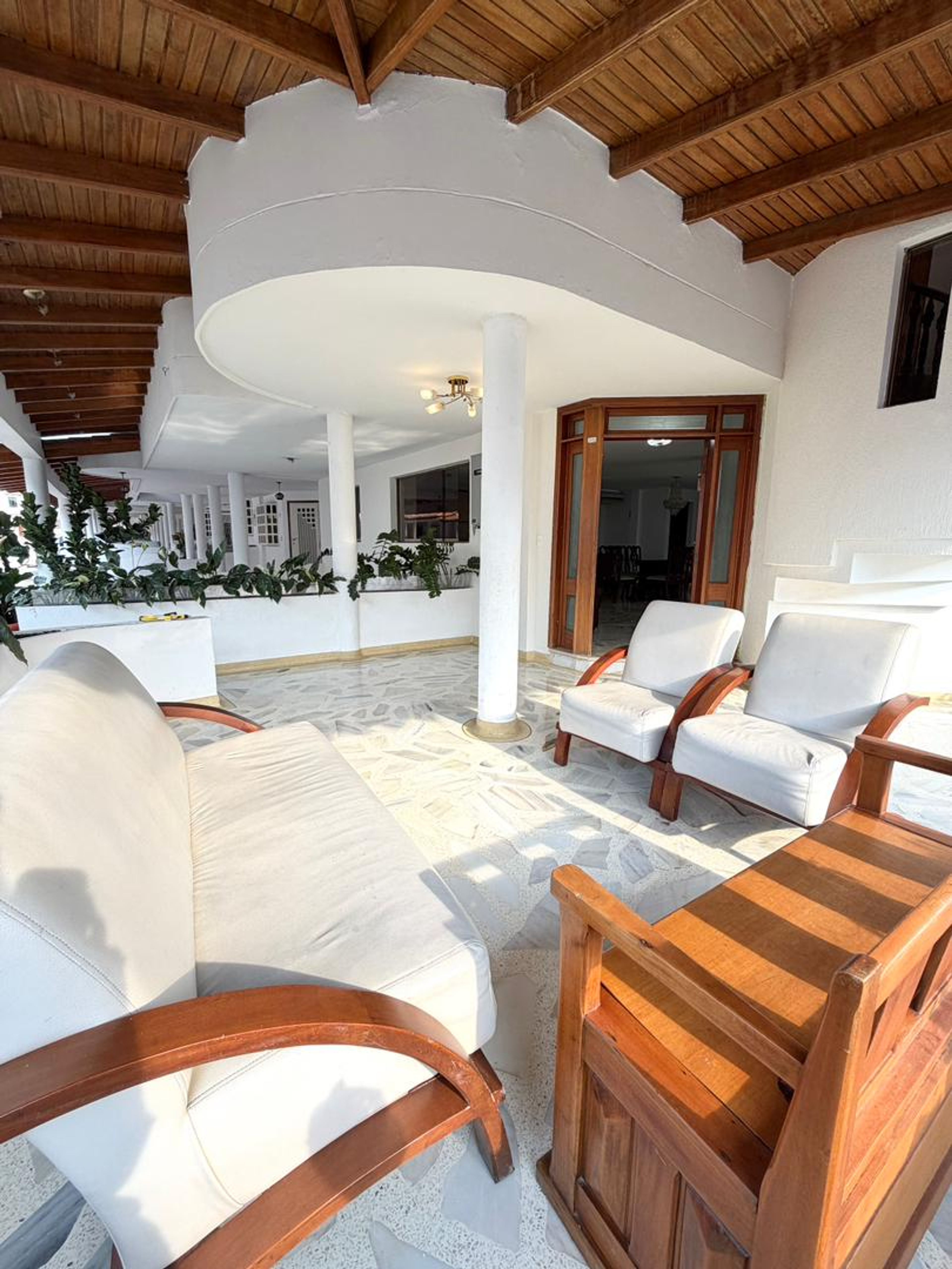 Casa esquinera con acabados de mármol y planta eléctrica en California Suite — foto 2