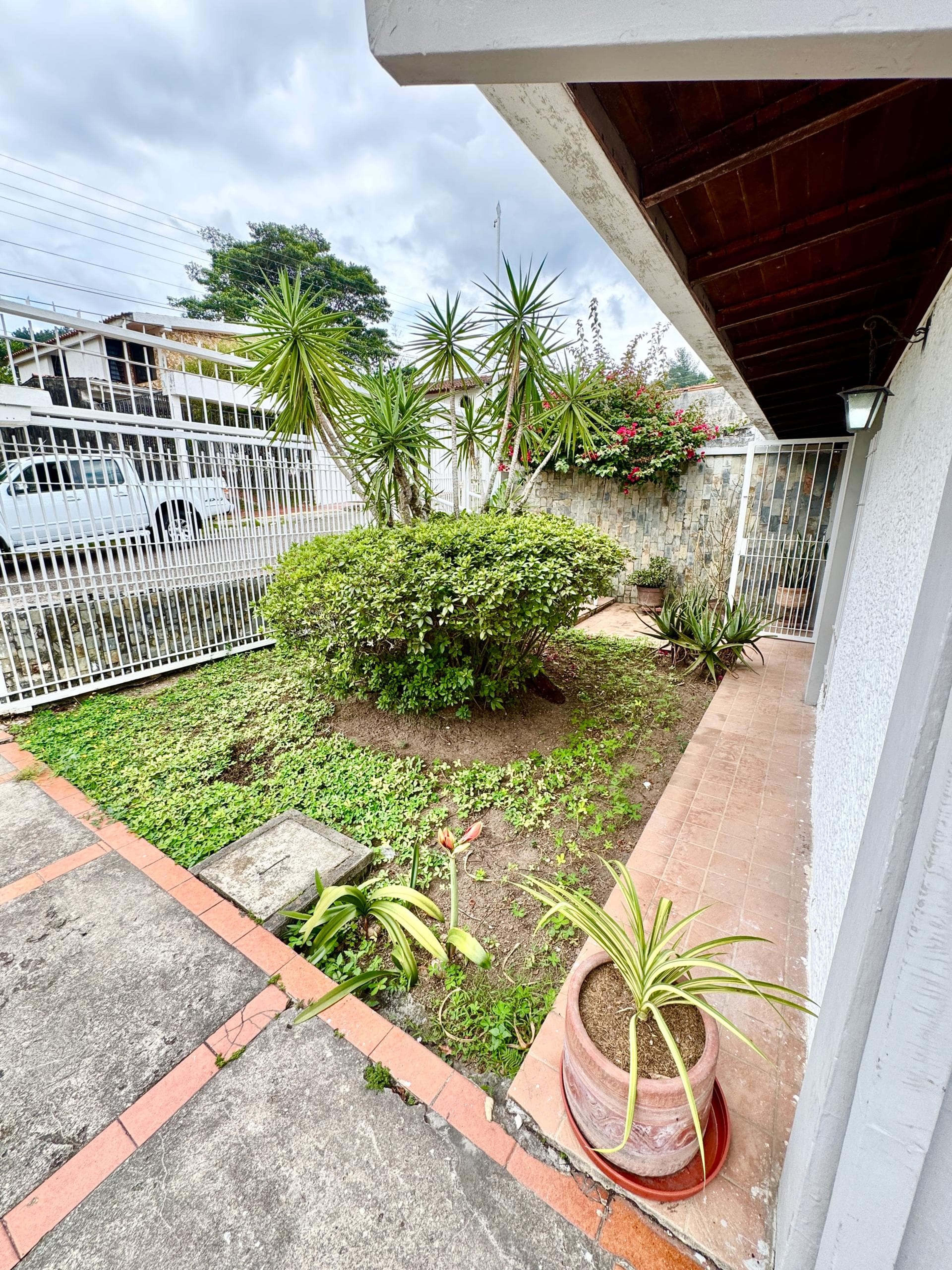 Casa de un solo nivel con amplios jardines y terraza en la Avenida Carabobo — foto 6