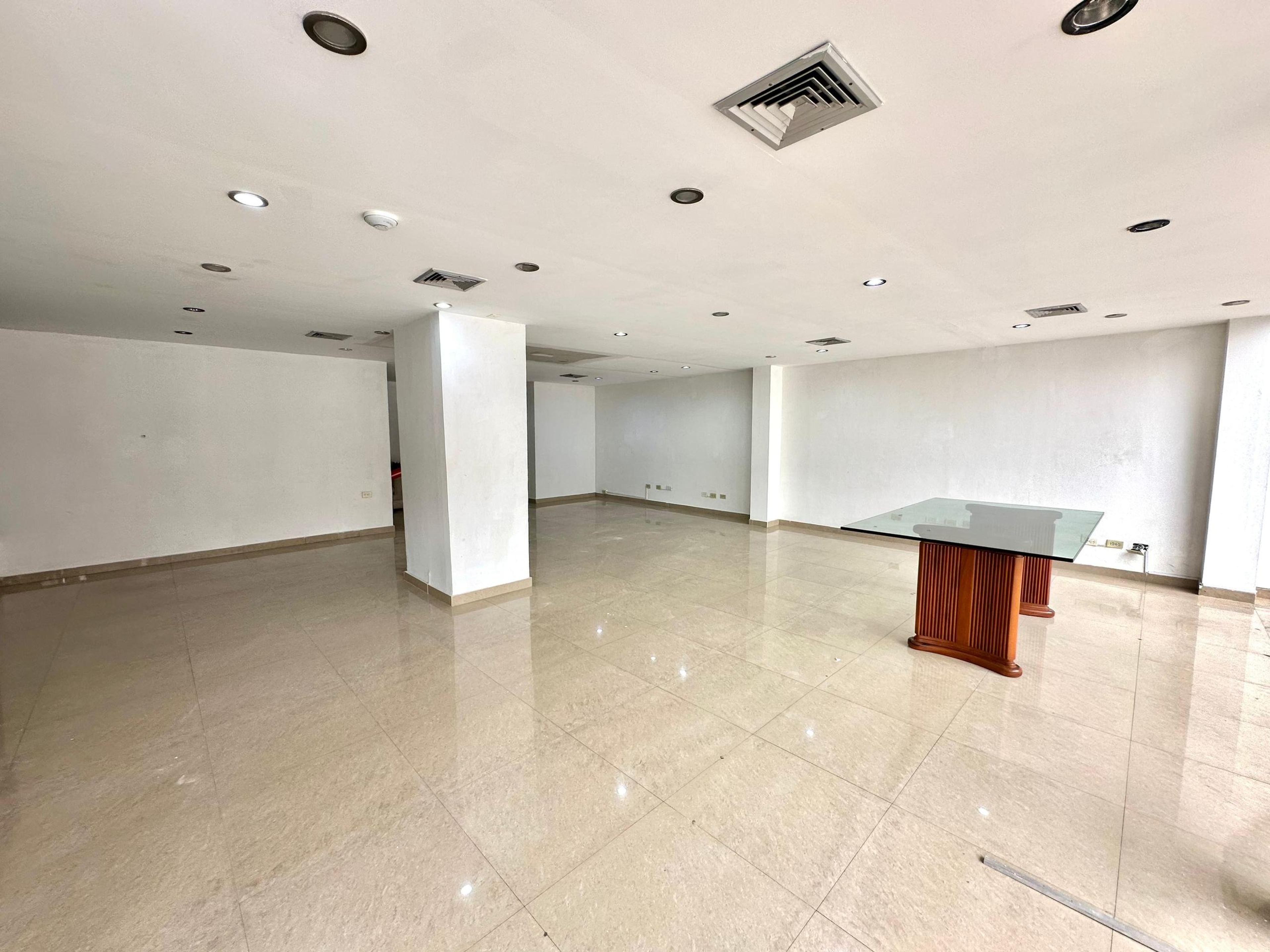 Local comercial a pie de calle en Torre Capeccio, Barrio Obrero — foto 5
