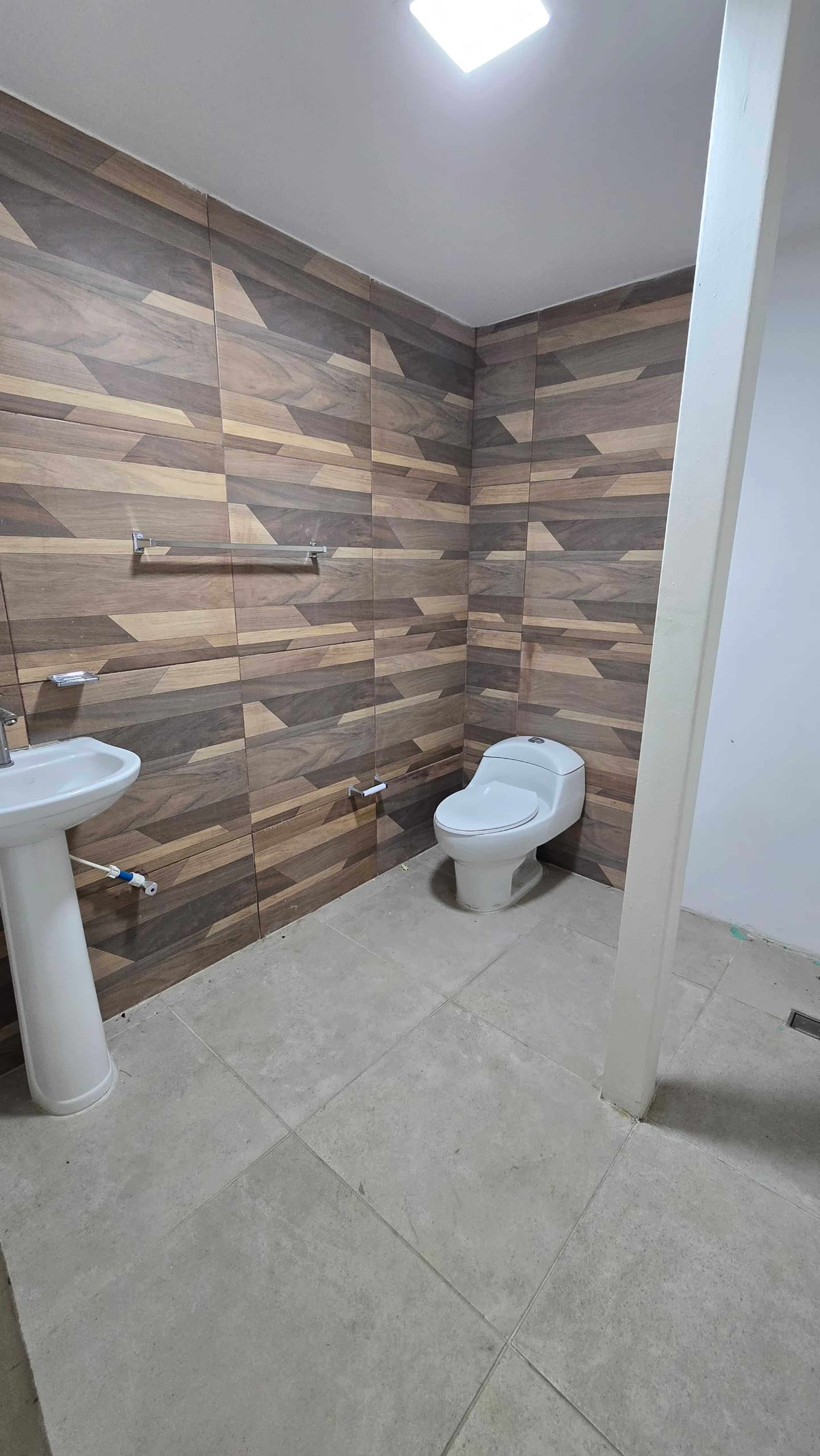Local comercial de 100 m² a pie de calle con vitrina en Pasaje Acueducto — foto 4