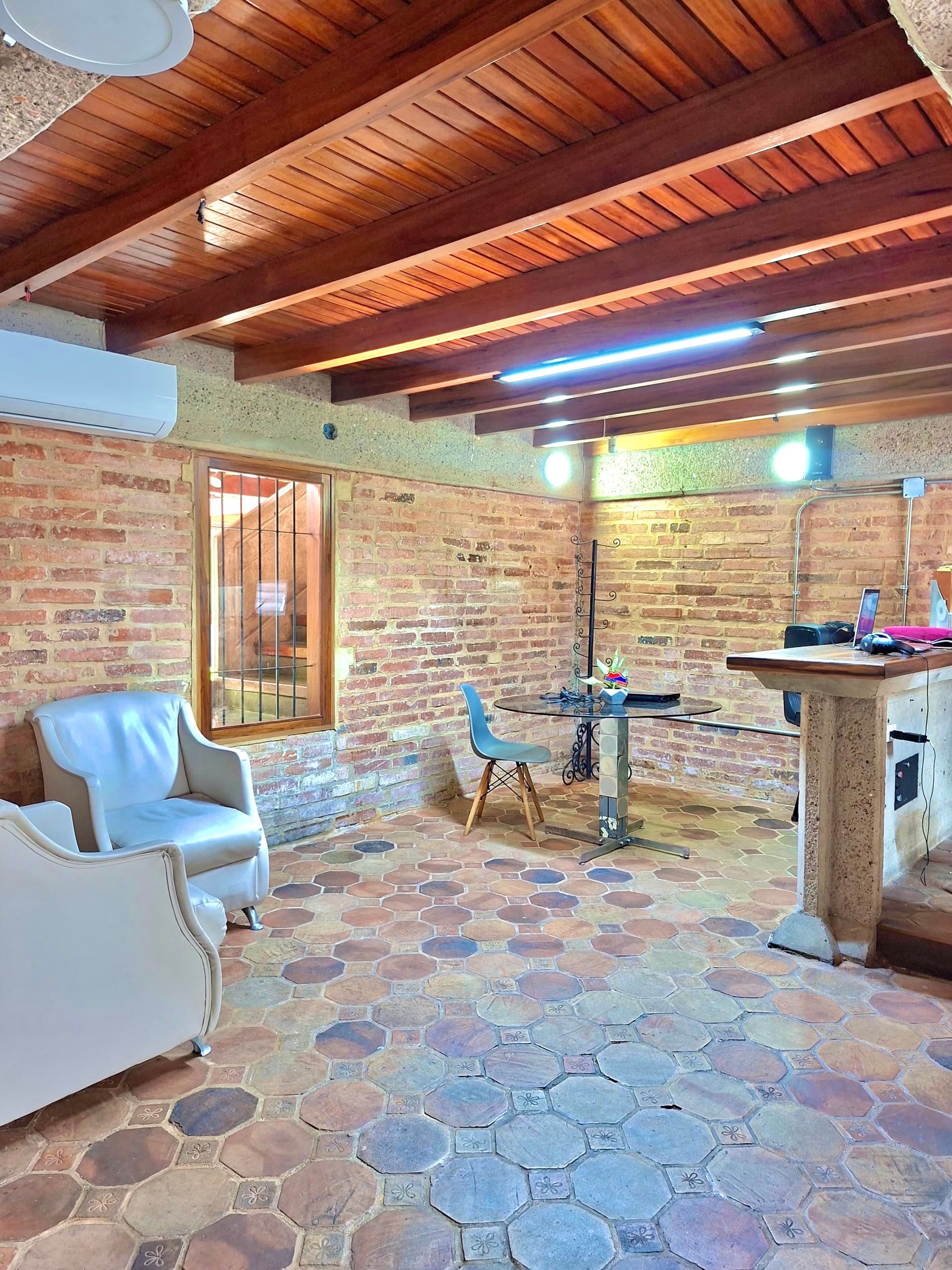 Local comercial de estilo colonial frente a la Plaza Los Mangos en Barrio Obrero — foto 11