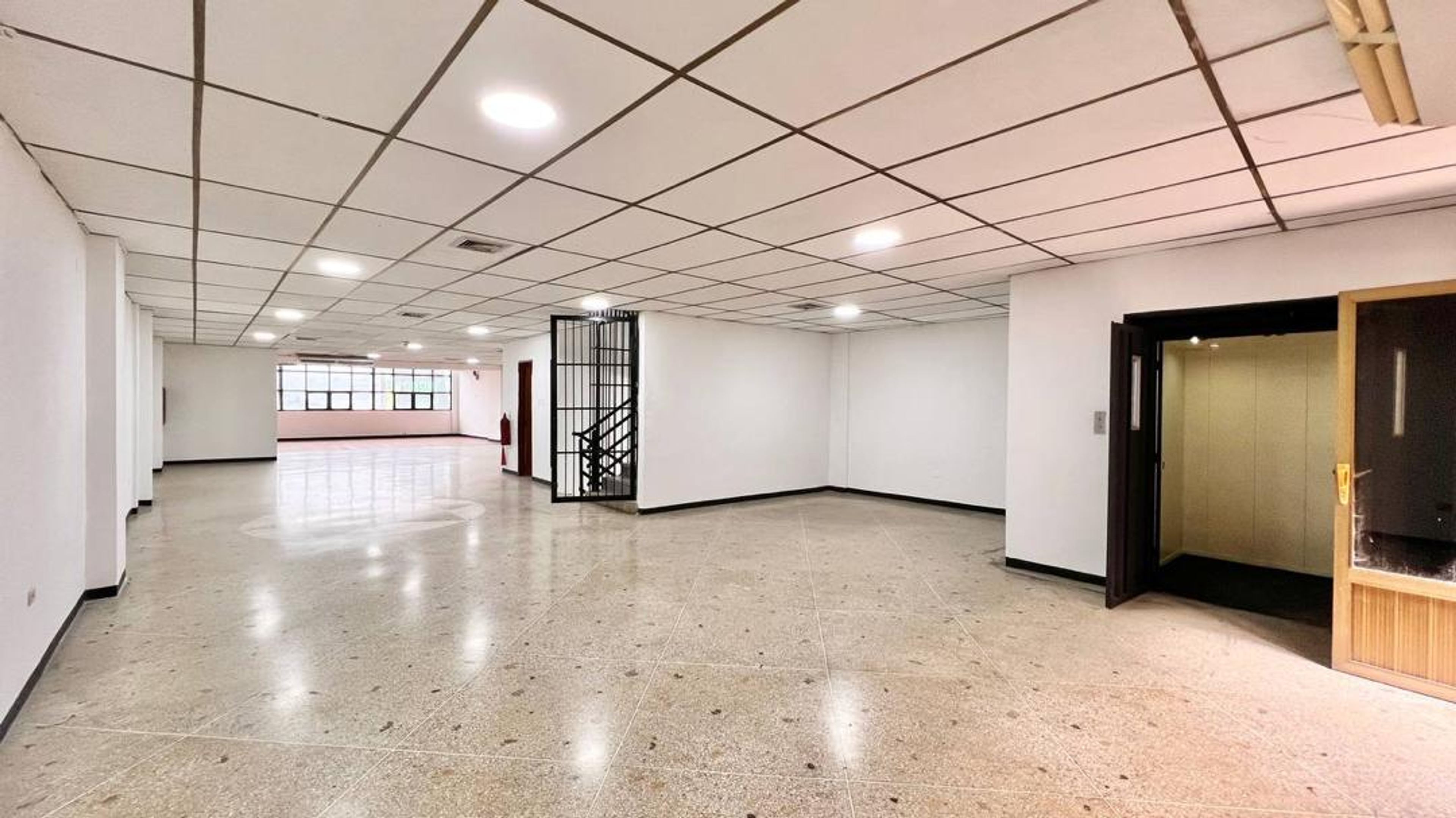 Edificio en el centro de San Cristóbal  — foto 15