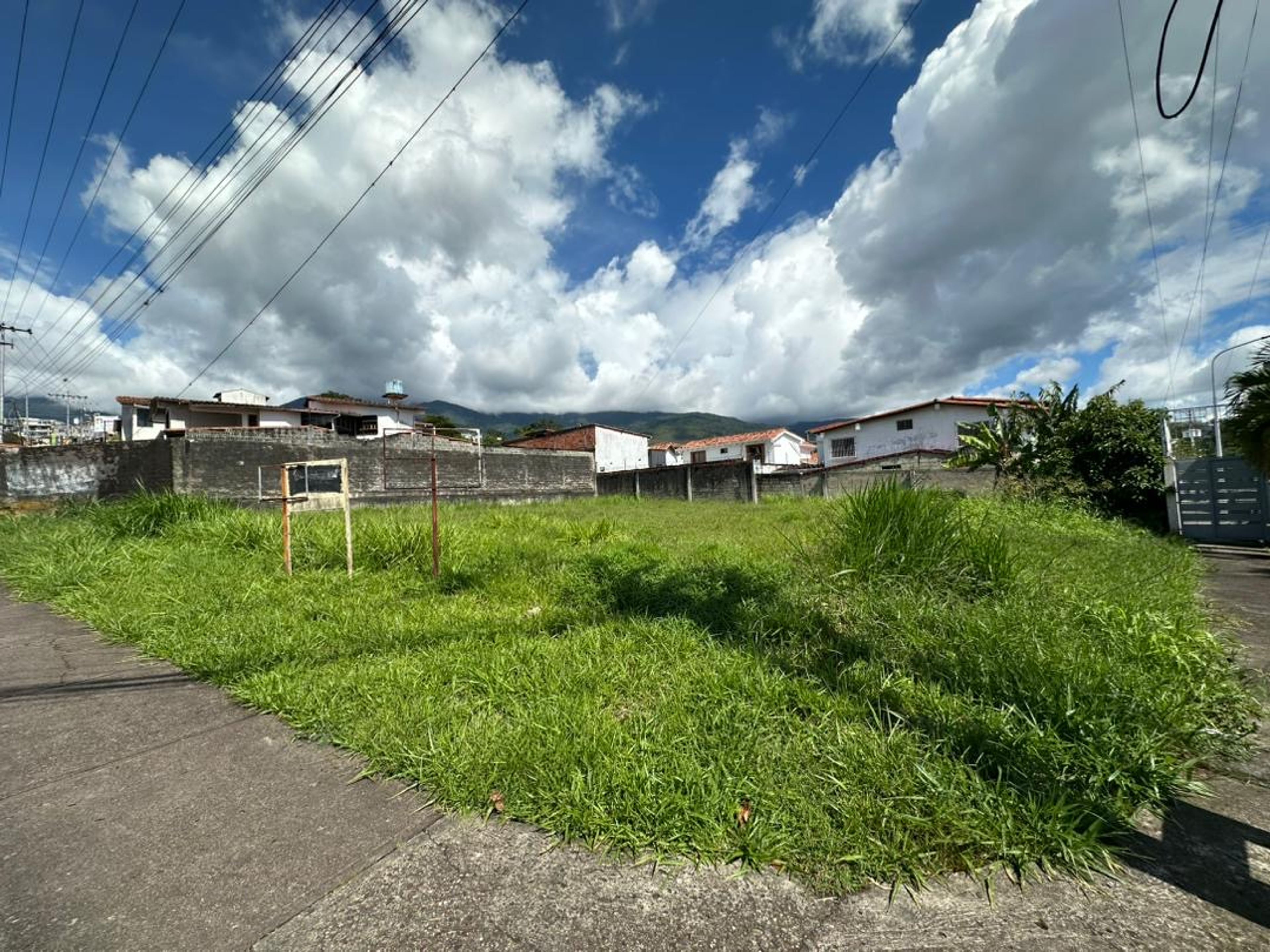 Terreno comercial a pie de calle en Avenida ULA, junto a Villa Florida — foto 2
