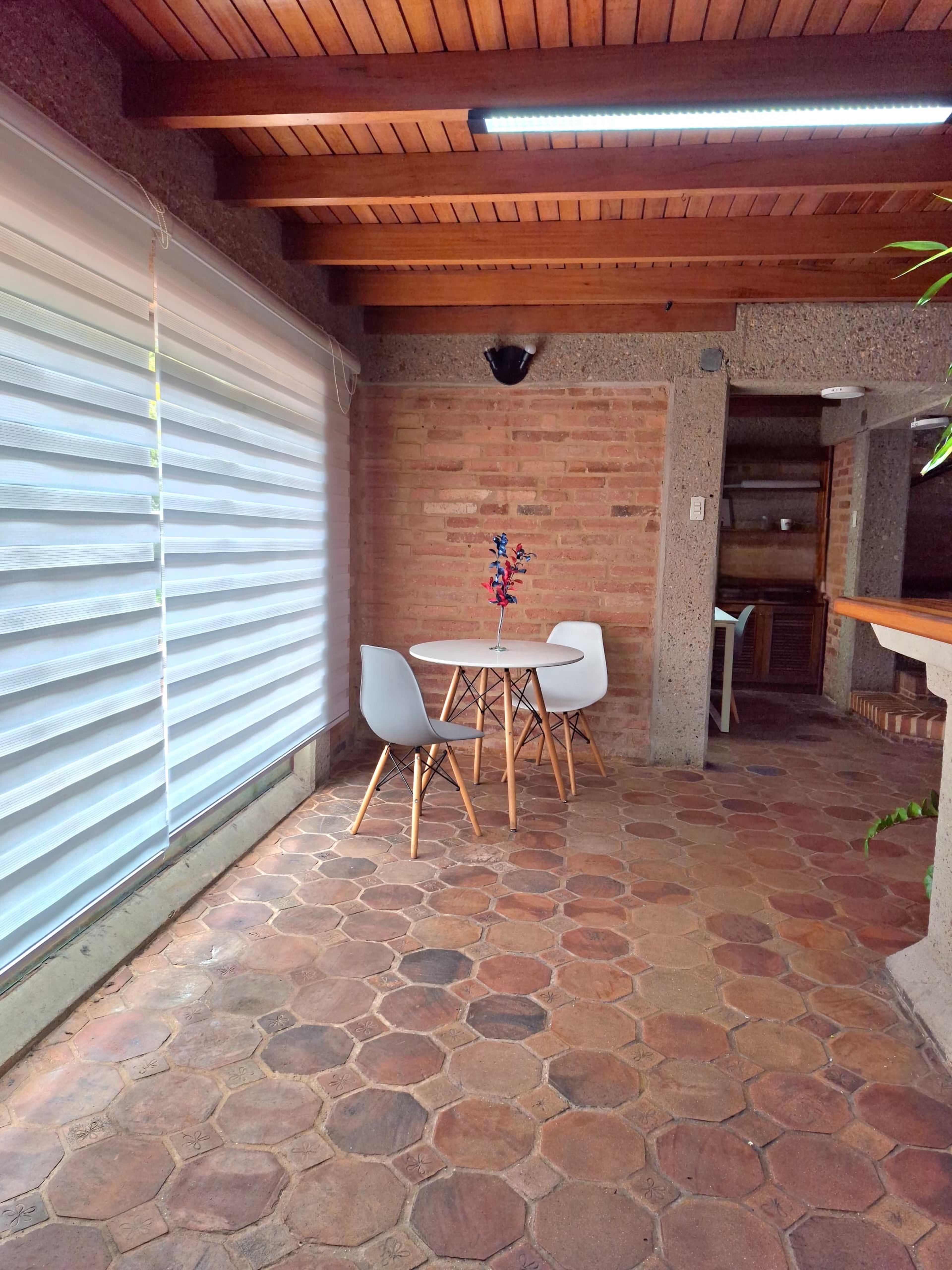 Local comercial de estilo colonial frente a la Plaza Los Mangos en Barrio Obrero — foto 10