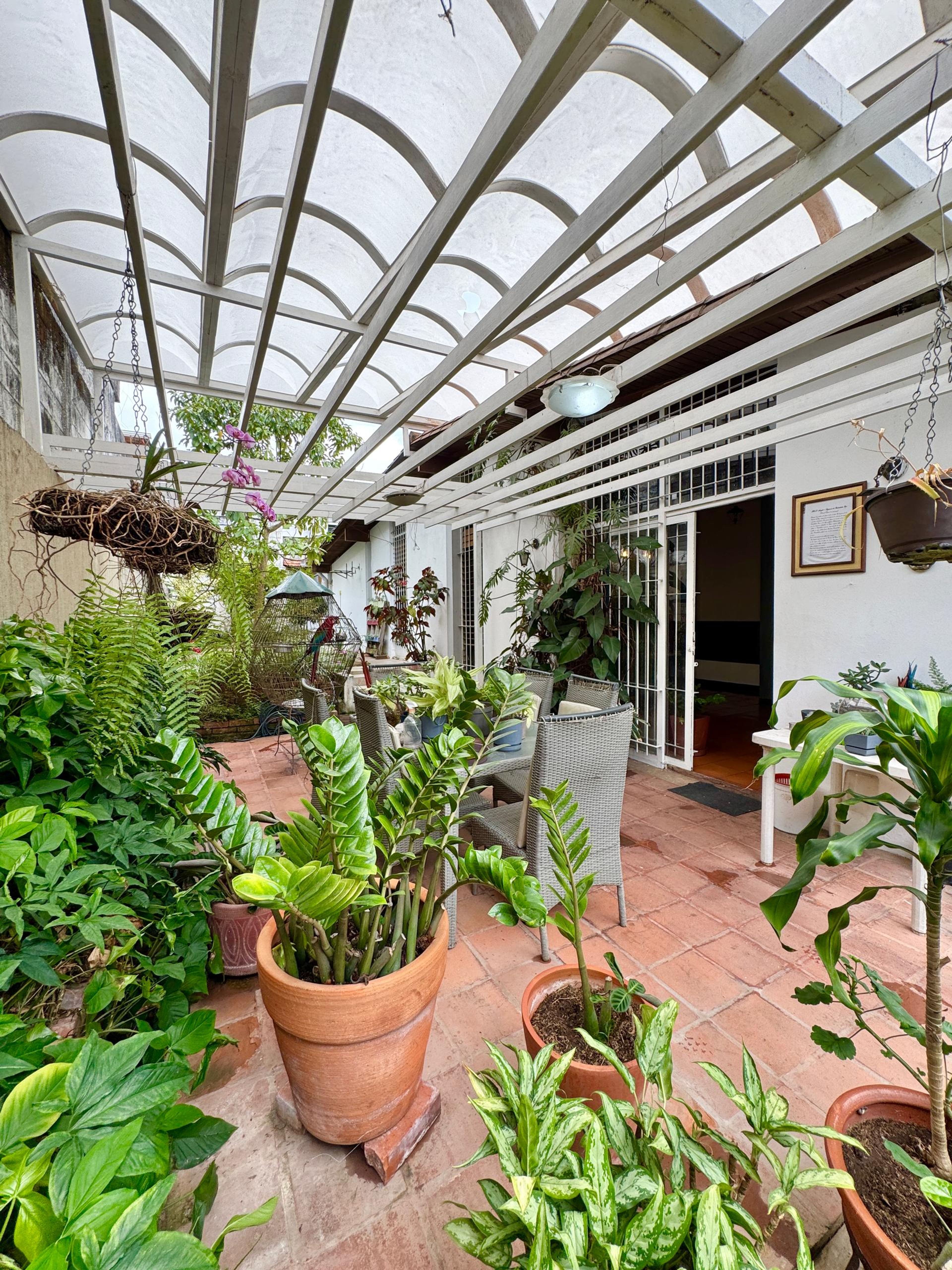 Casa de un solo nivel con amplios jardines y terraza en la Avenida Carabobo — foto 11