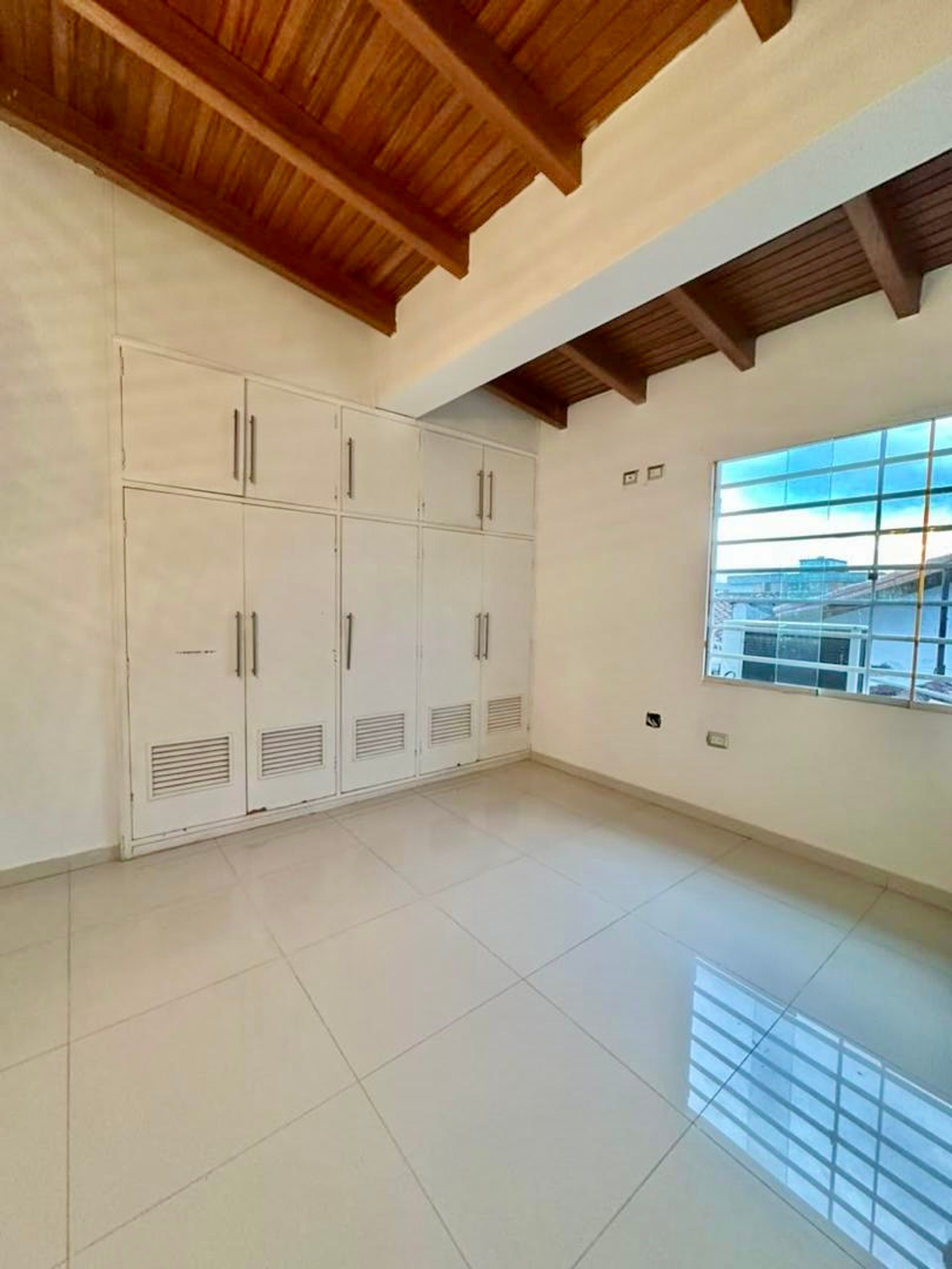 Casa de 3 niveles con piscina privada y 5 suites en Vista Hermosa II, Las Acacias — foto 6