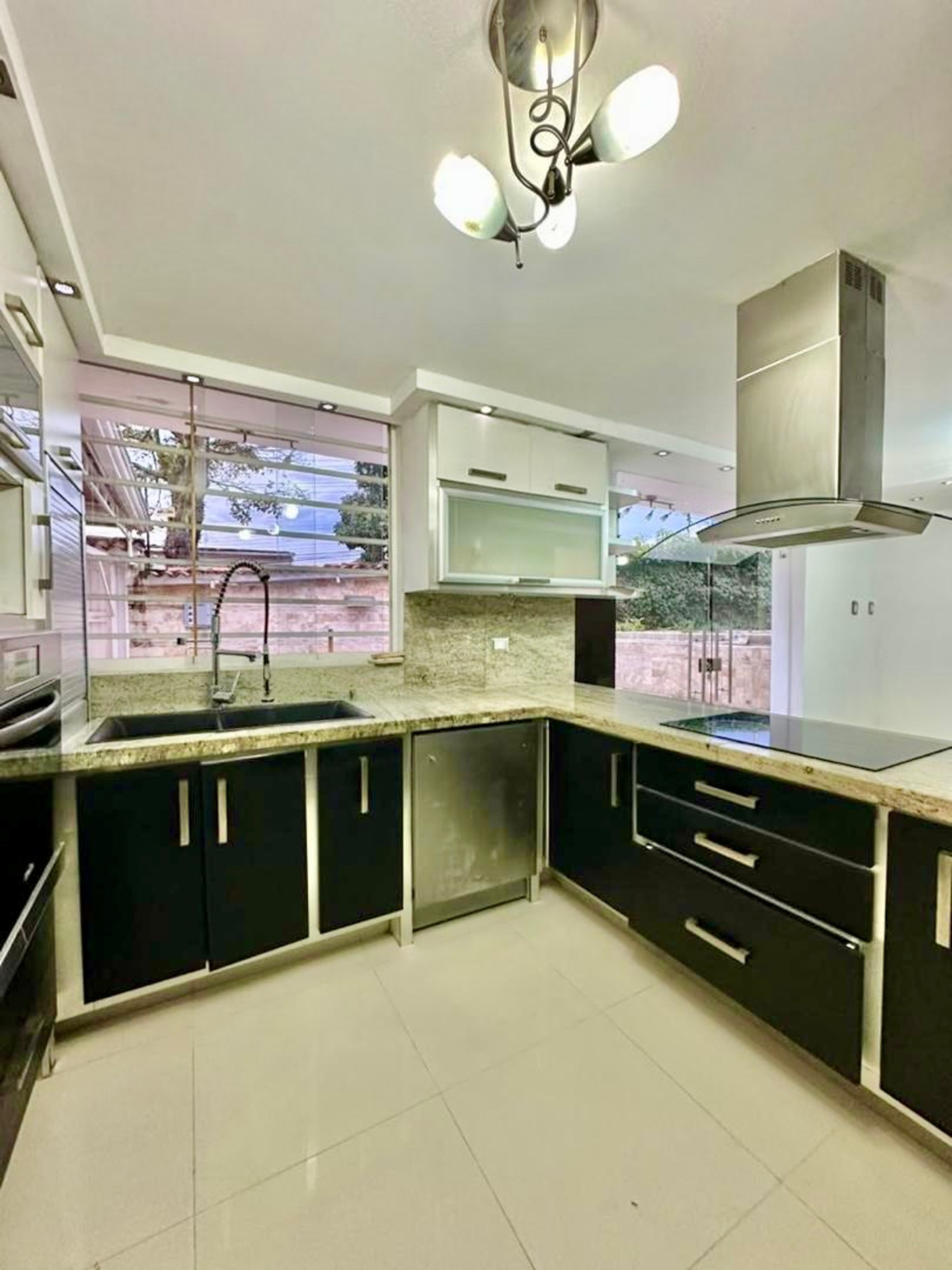 Casa de 3 niveles con piscina privada y 5 suites en Vista Hermosa II, Las Acacias — foto 7
