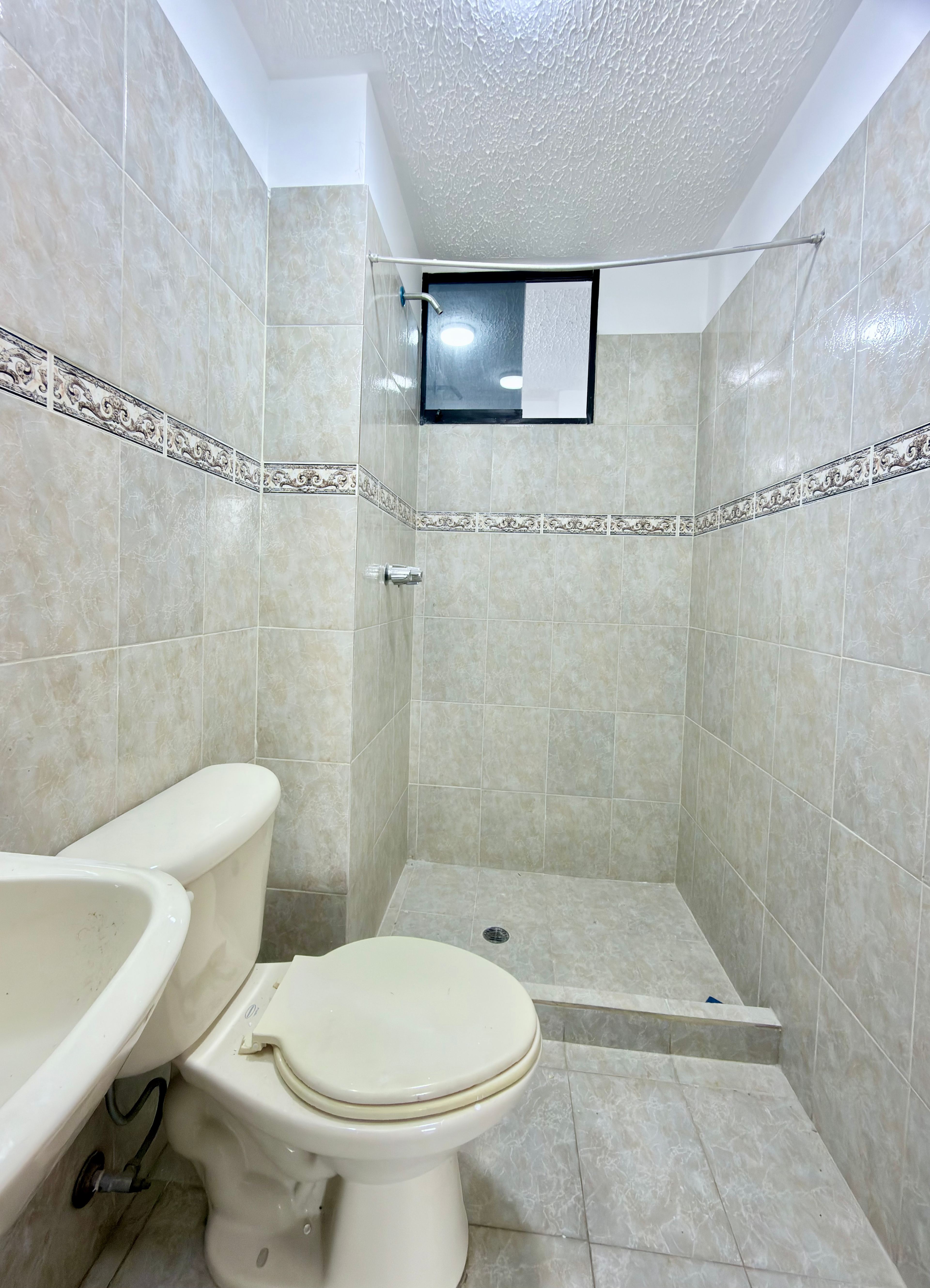 Apartamento recién remodelado con vista a la avenida en Residencias Alta Vista — foto 9
