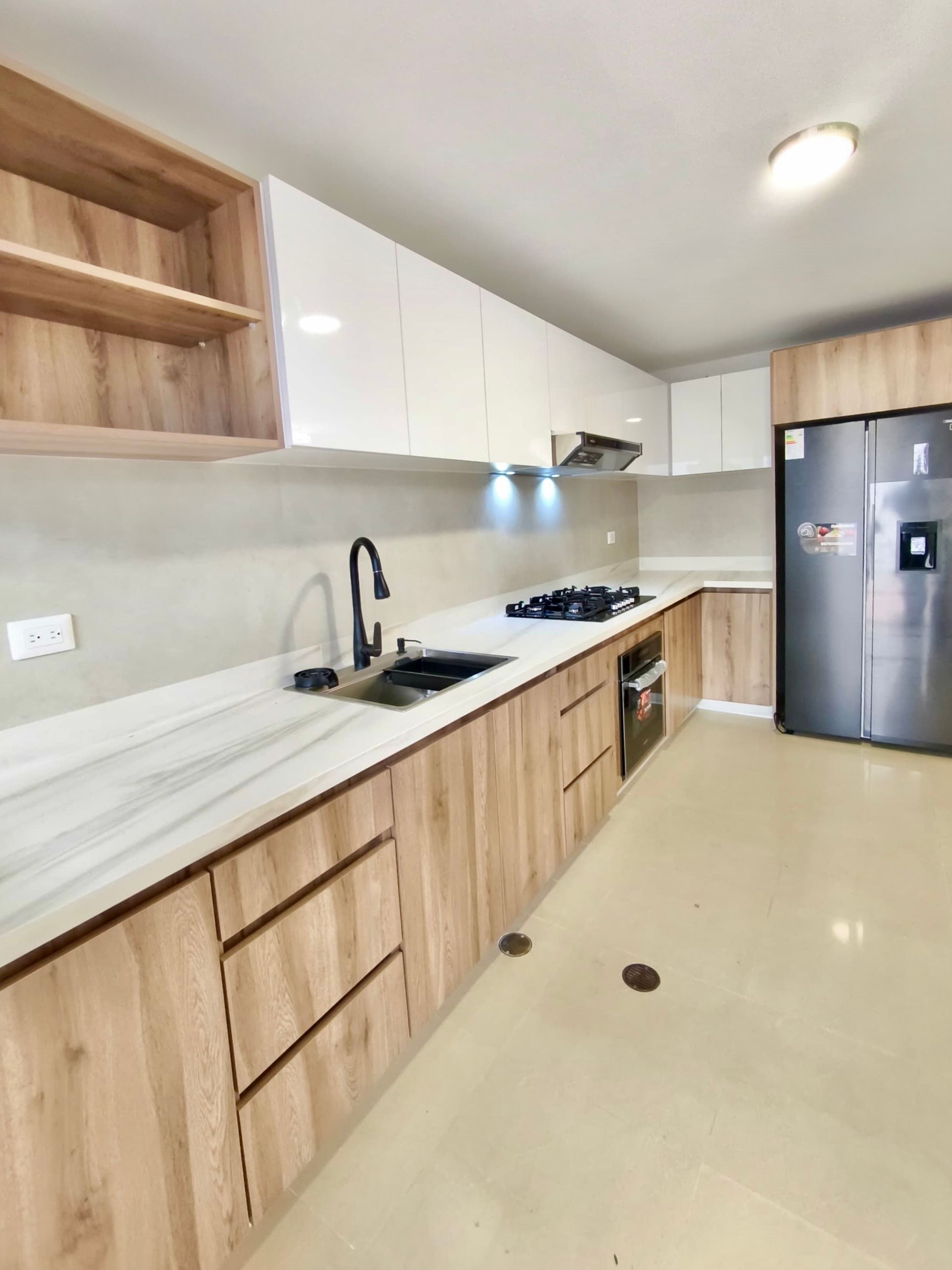 Residencia moderna de tres niveles en Conjunto Terrazas de Pirineos — foto 3