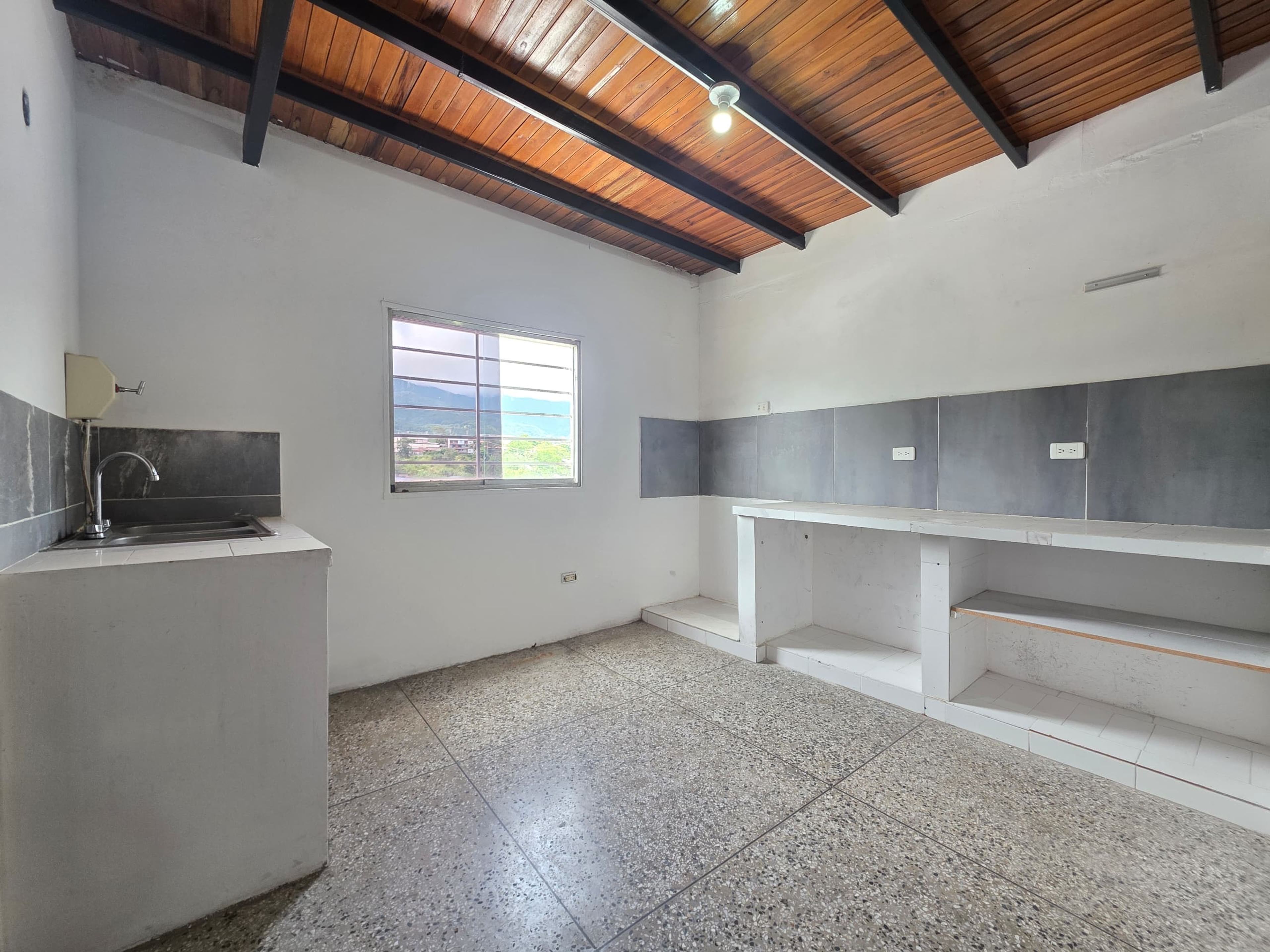 Edificio comercial estratégico en la vía principal de Santa Teresa, Barrio Bolívar — foto 2