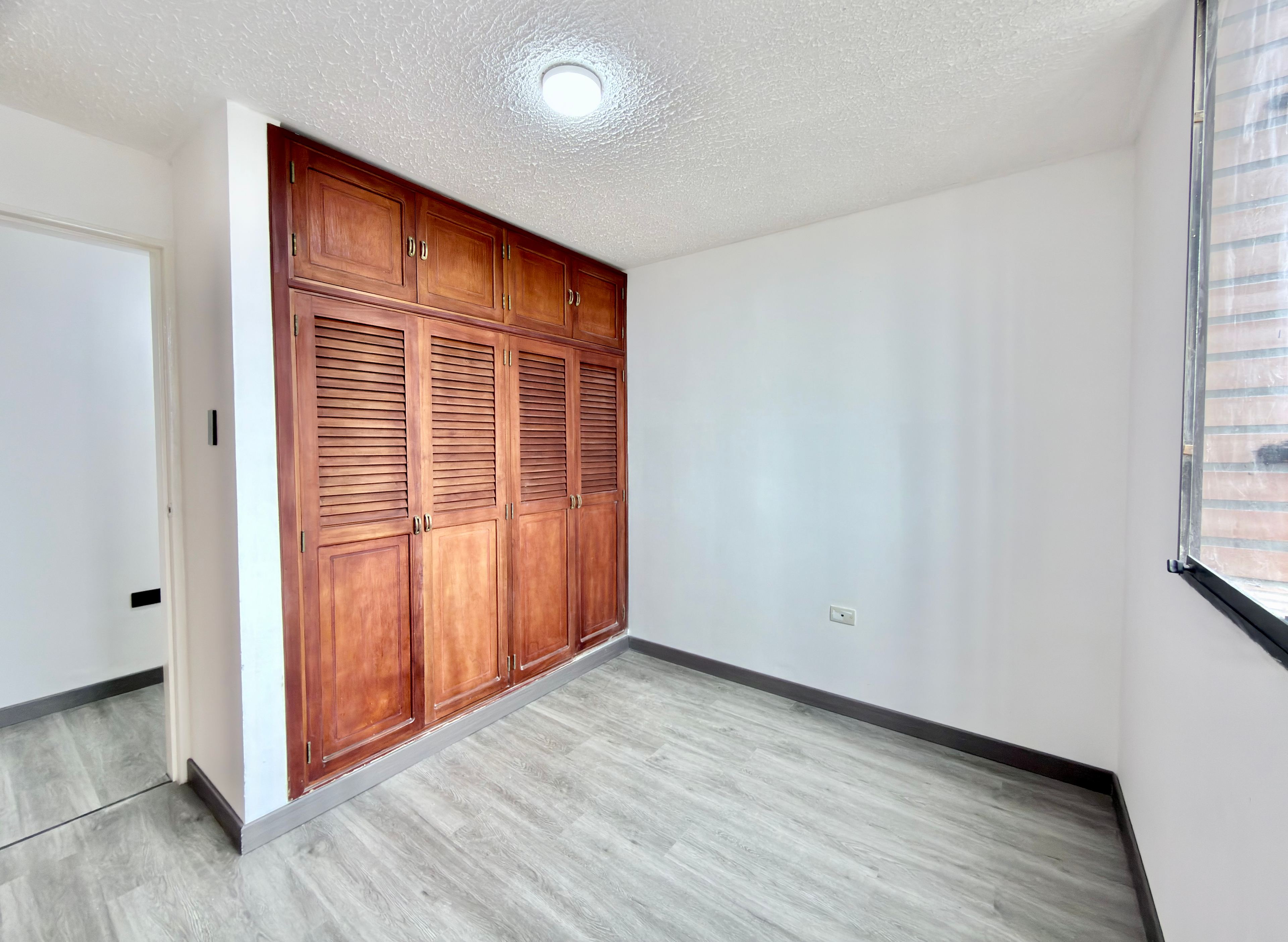 Apartamento recién remodelado con vista a la avenida en Residencias Alta Vista — foto 11