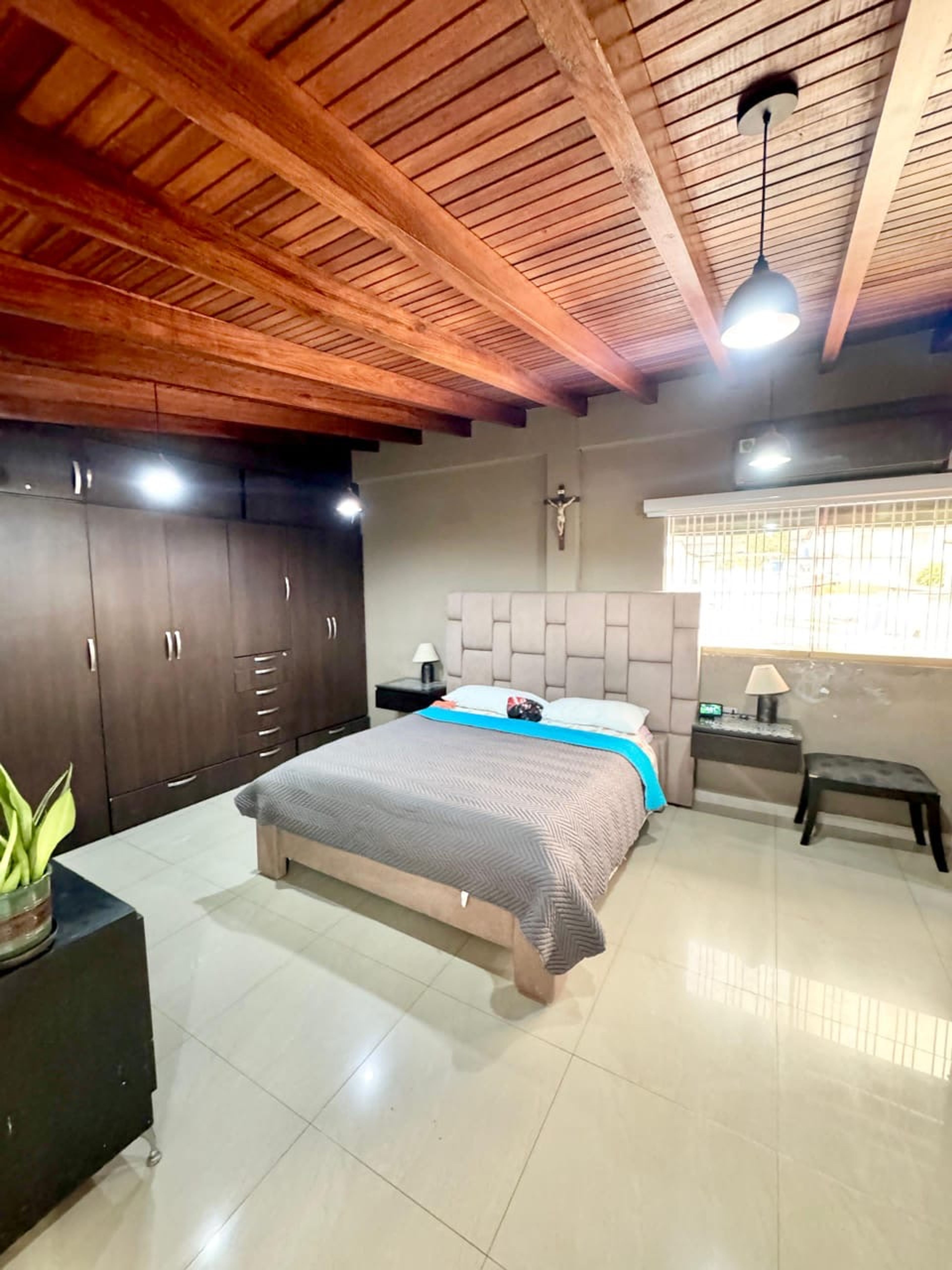 Casa de 2 niveles con piscina, parrillero y 7 habitaciones en Urb. Santa Rosa — foto 8