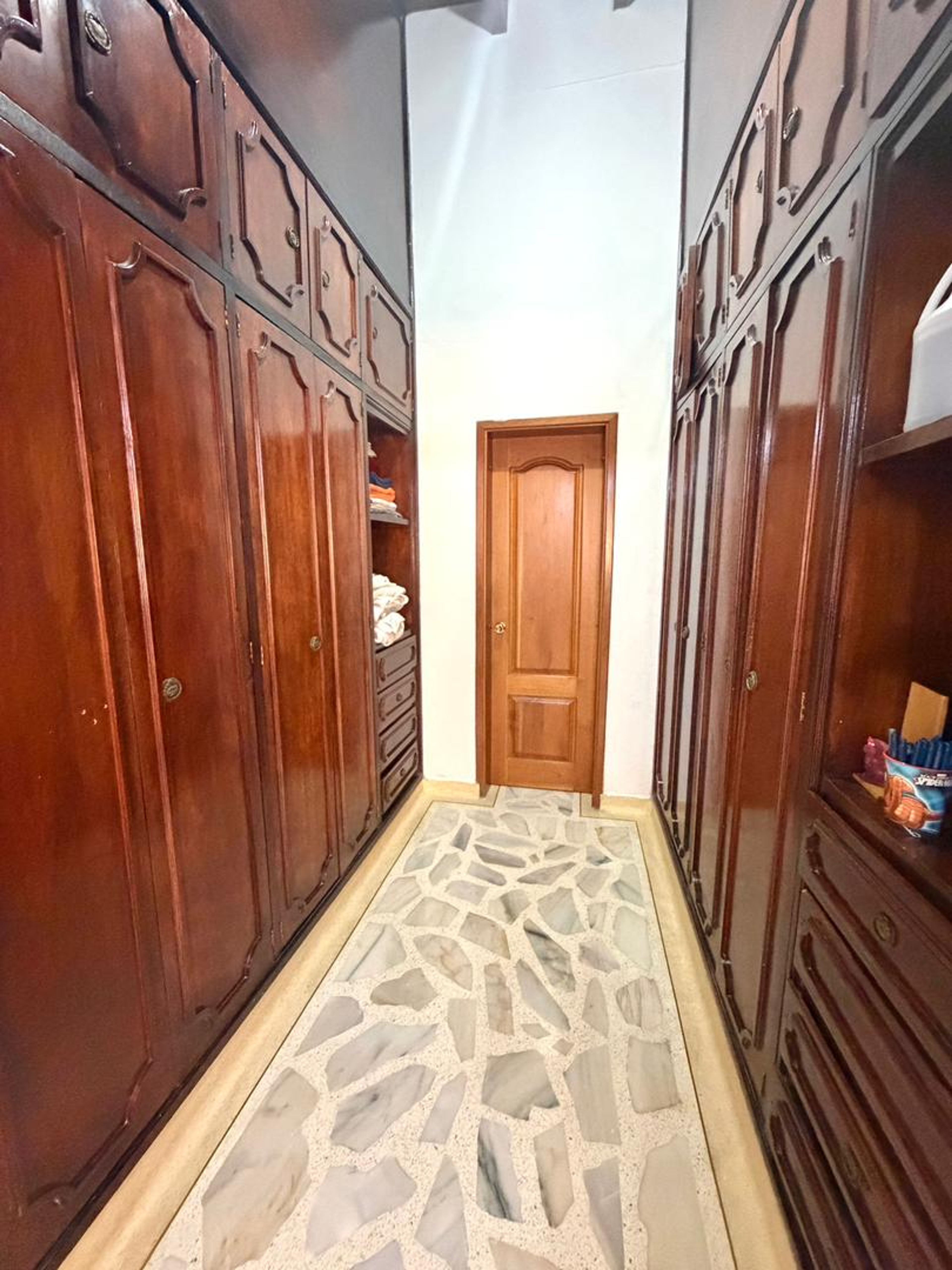 Casa esquinera con acabados de mármol y planta eléctrica en California Suite — foto 10