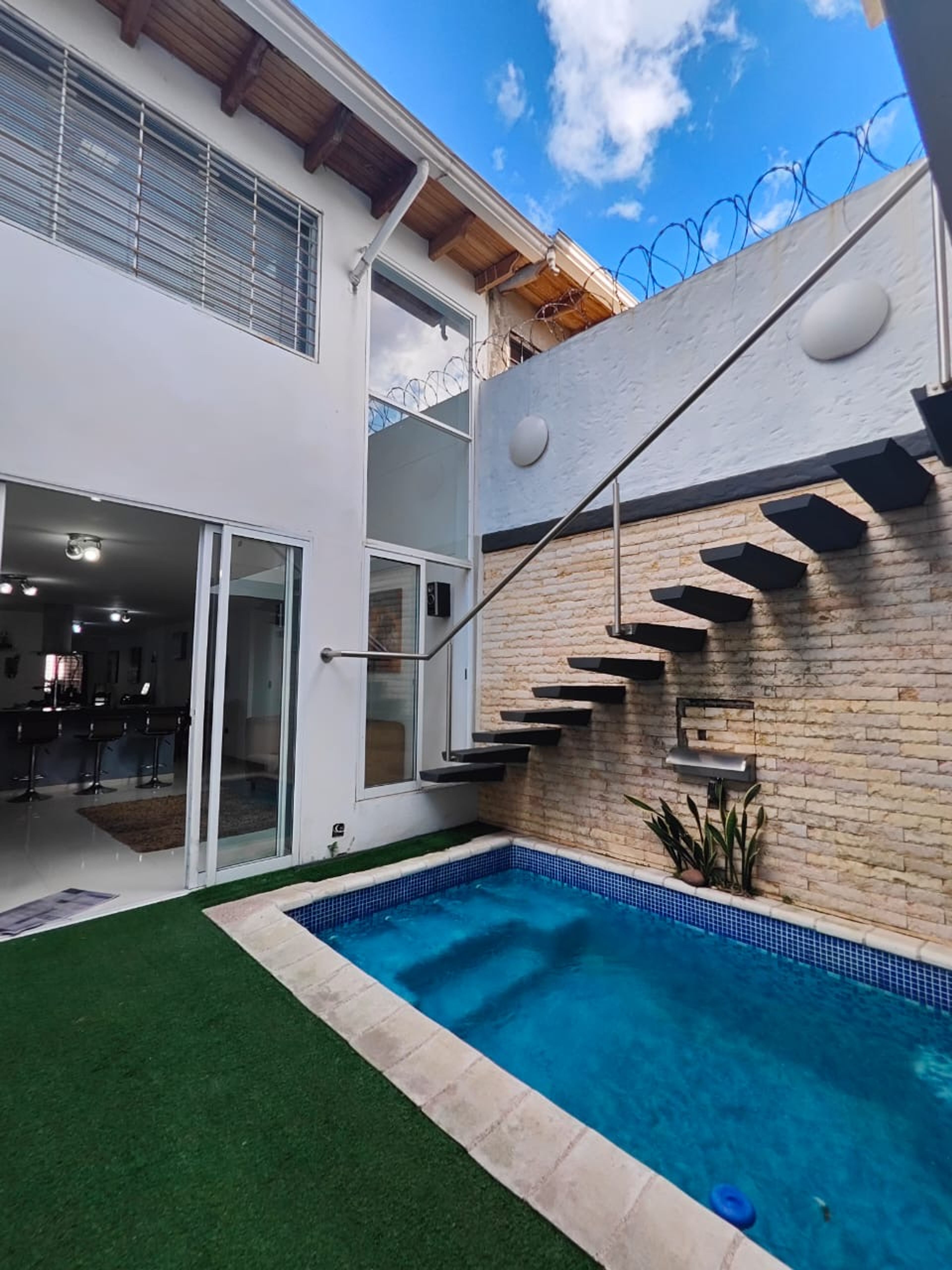Casa de 200 m² con piscina y apartaestudio en Urb. Laureles de la Castellana — foto 1