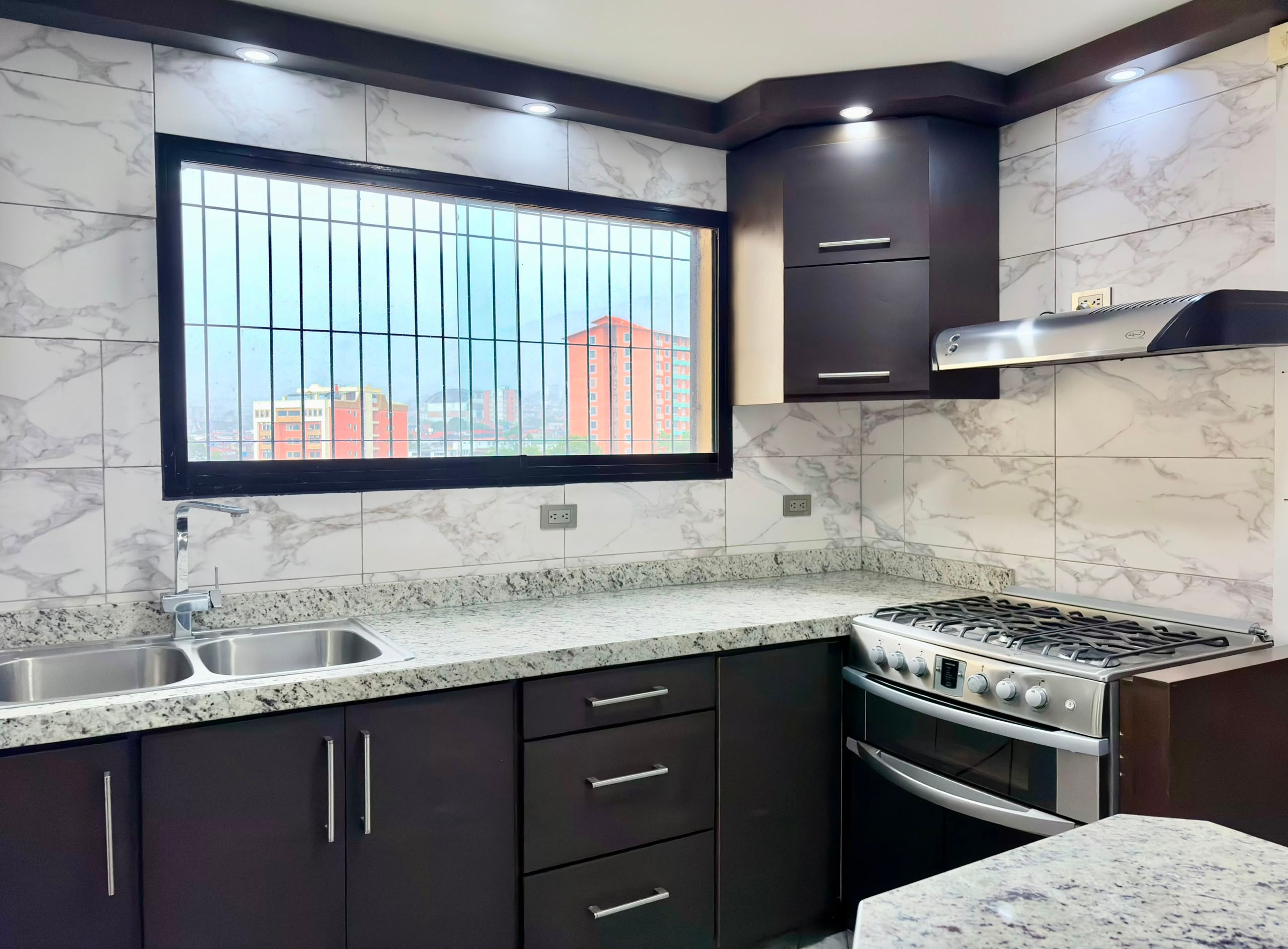 Apartamento amoblado de 105 m² con pisos de porcelanato en Residencias Fiallo — foto 6