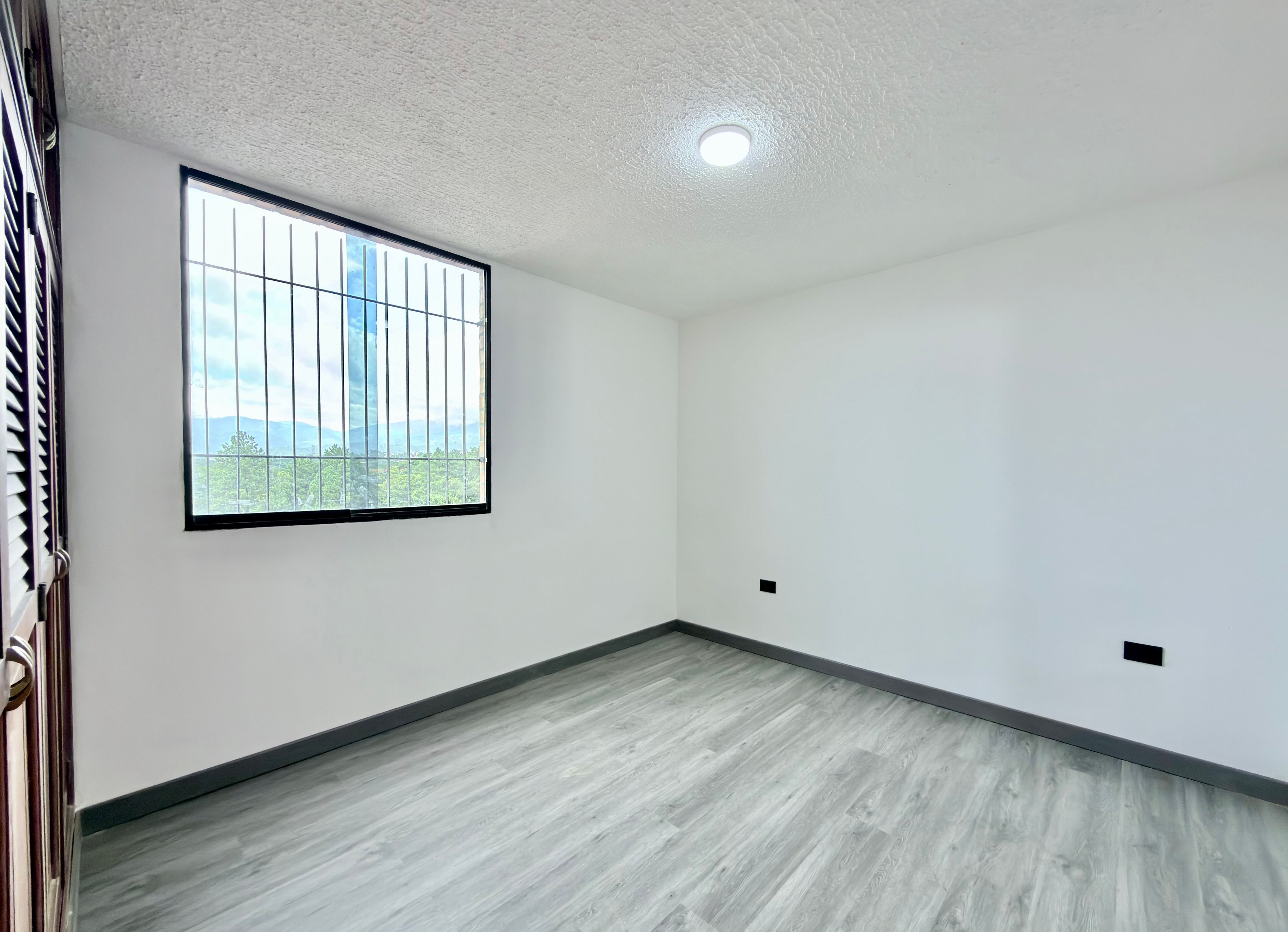 Apartamento recién remodelado con vista a la avenida en Residencias Alta Vista — foto 12