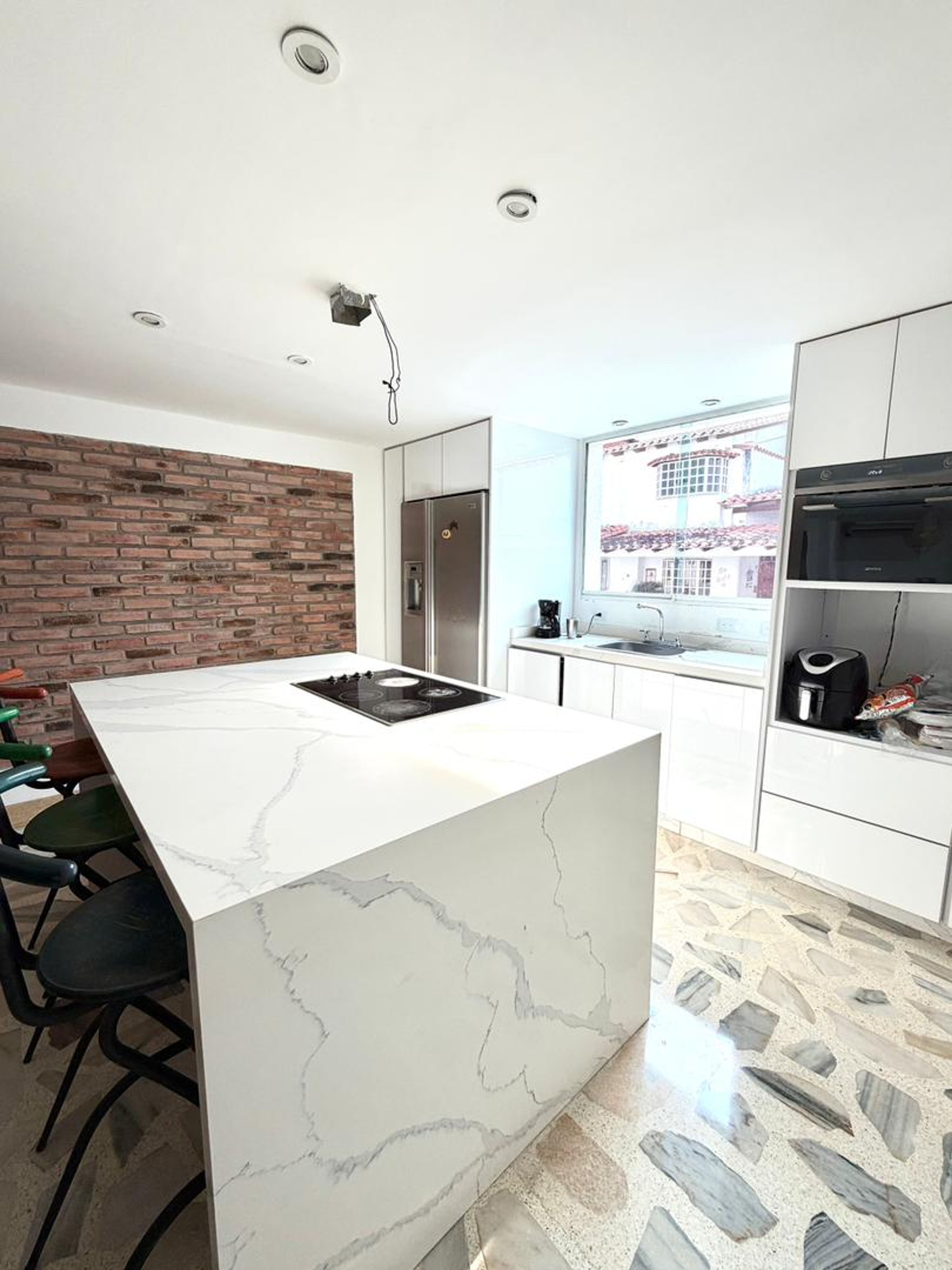 Casa esquinera con acabados de mármol y planta eléctrica en California Suite — foto 8