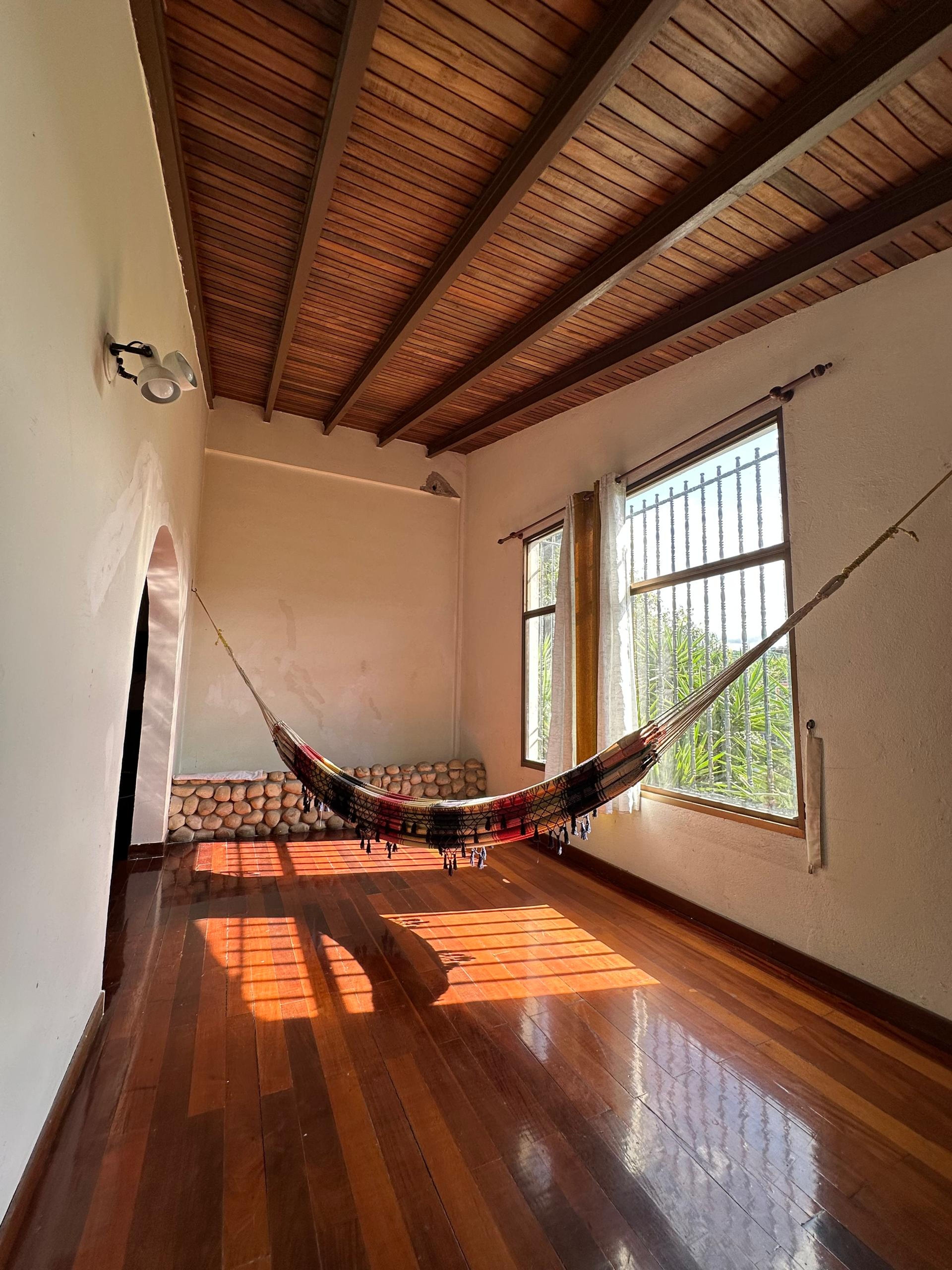 Casa de tres niveles con amplio patio y oficina en Las Lomas — foto 9