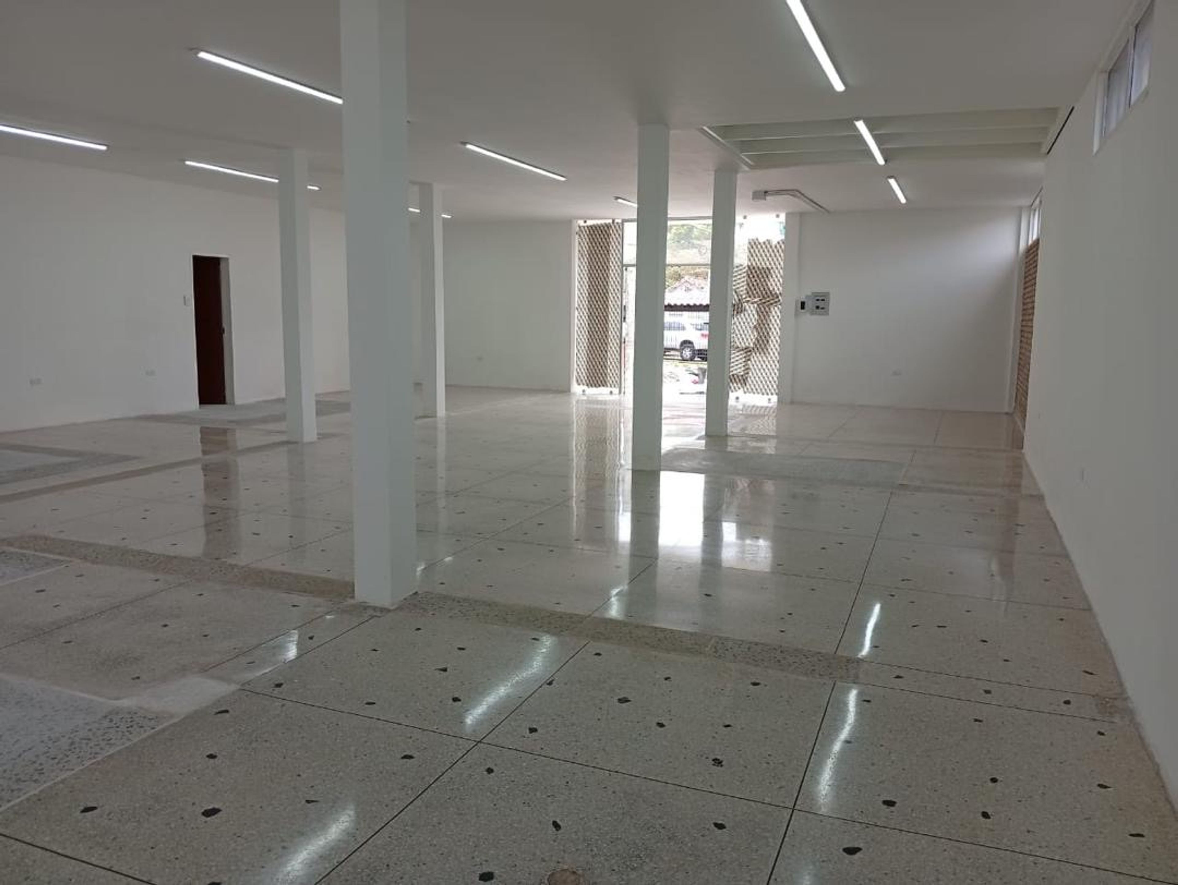 Casa doble propósito de 400 m² en Avenida Ferrero Tamayo para negocio y vivienda — foto 6