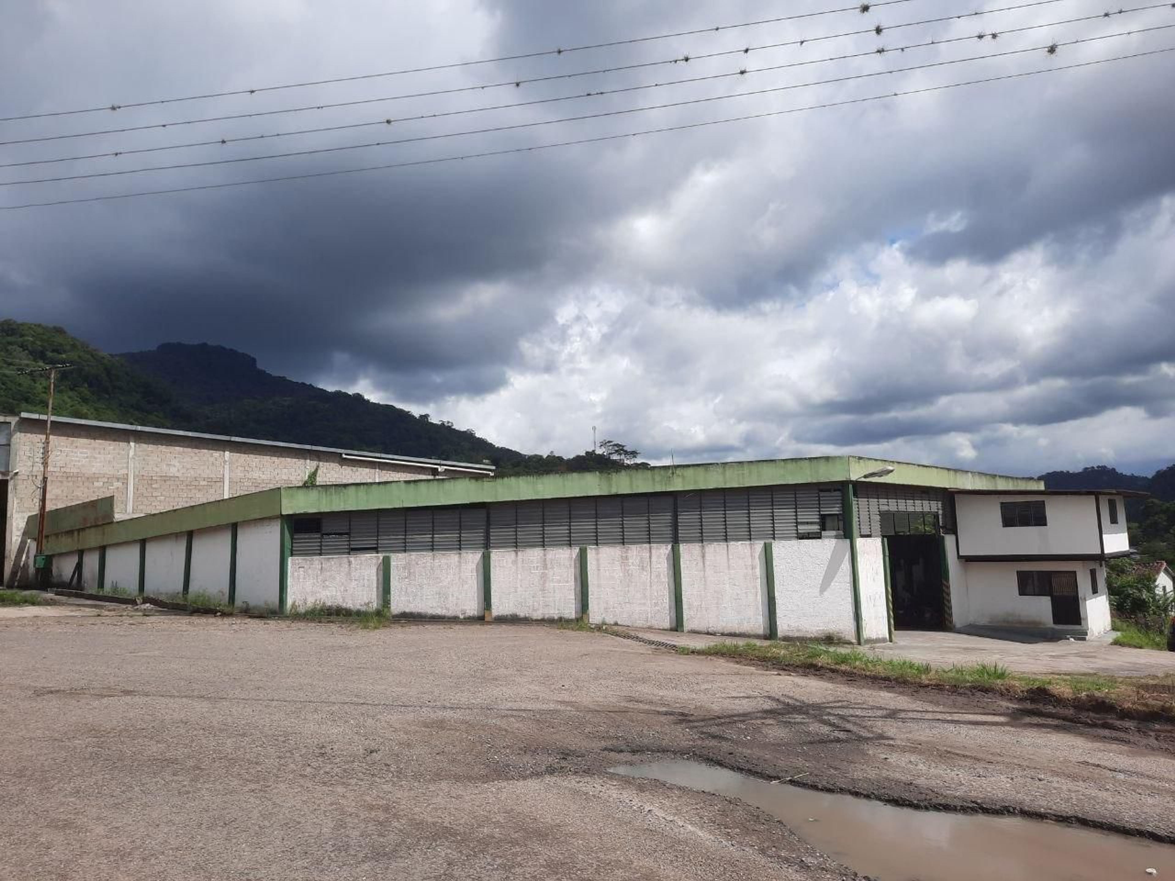 Galpón industrial de 1.297 m² con oficinas y techos altos en San Francisco — foto 1