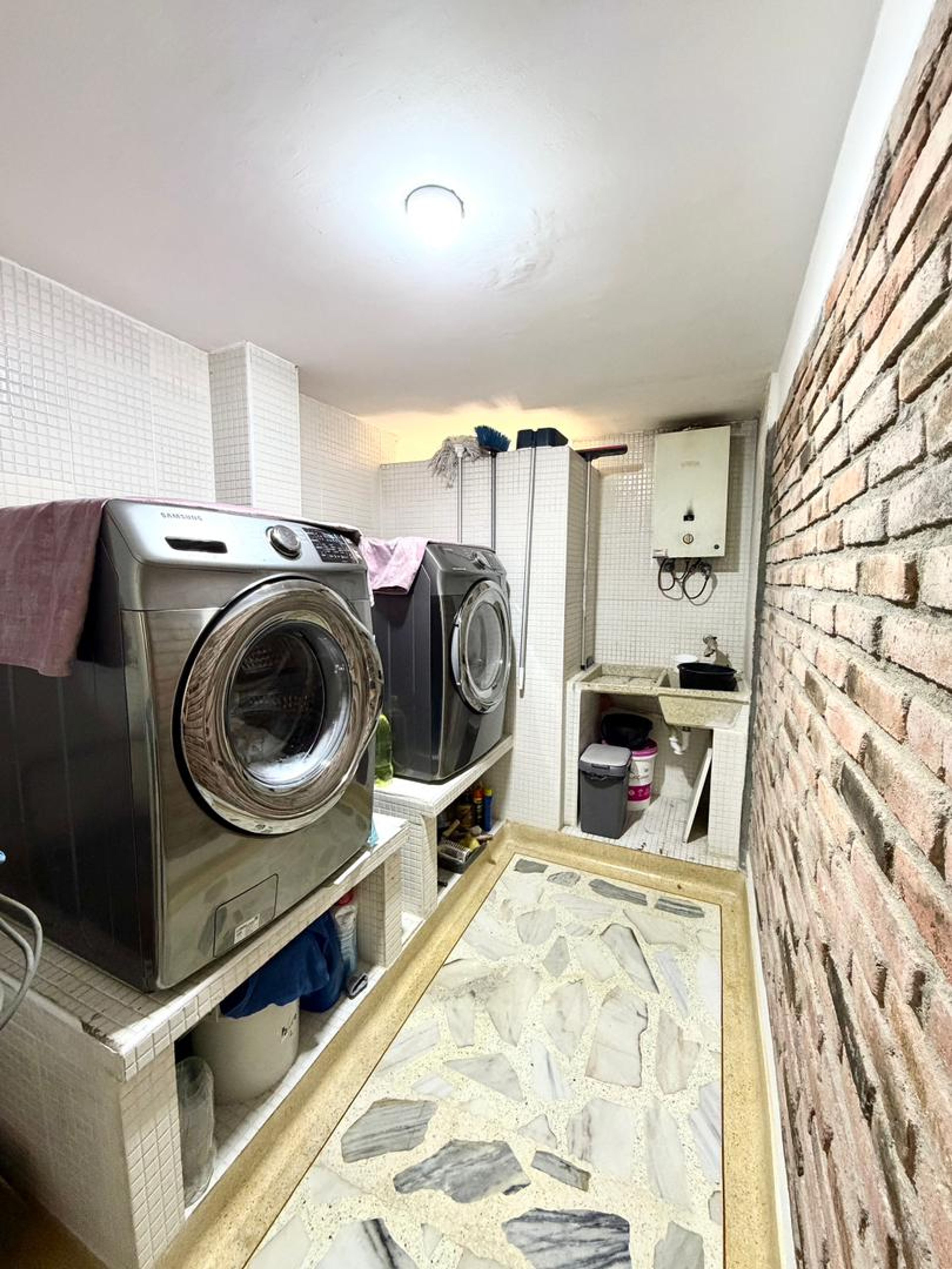 Casa esquinera con acabados de mármol y planta eléctrica en California Suite — foto 9