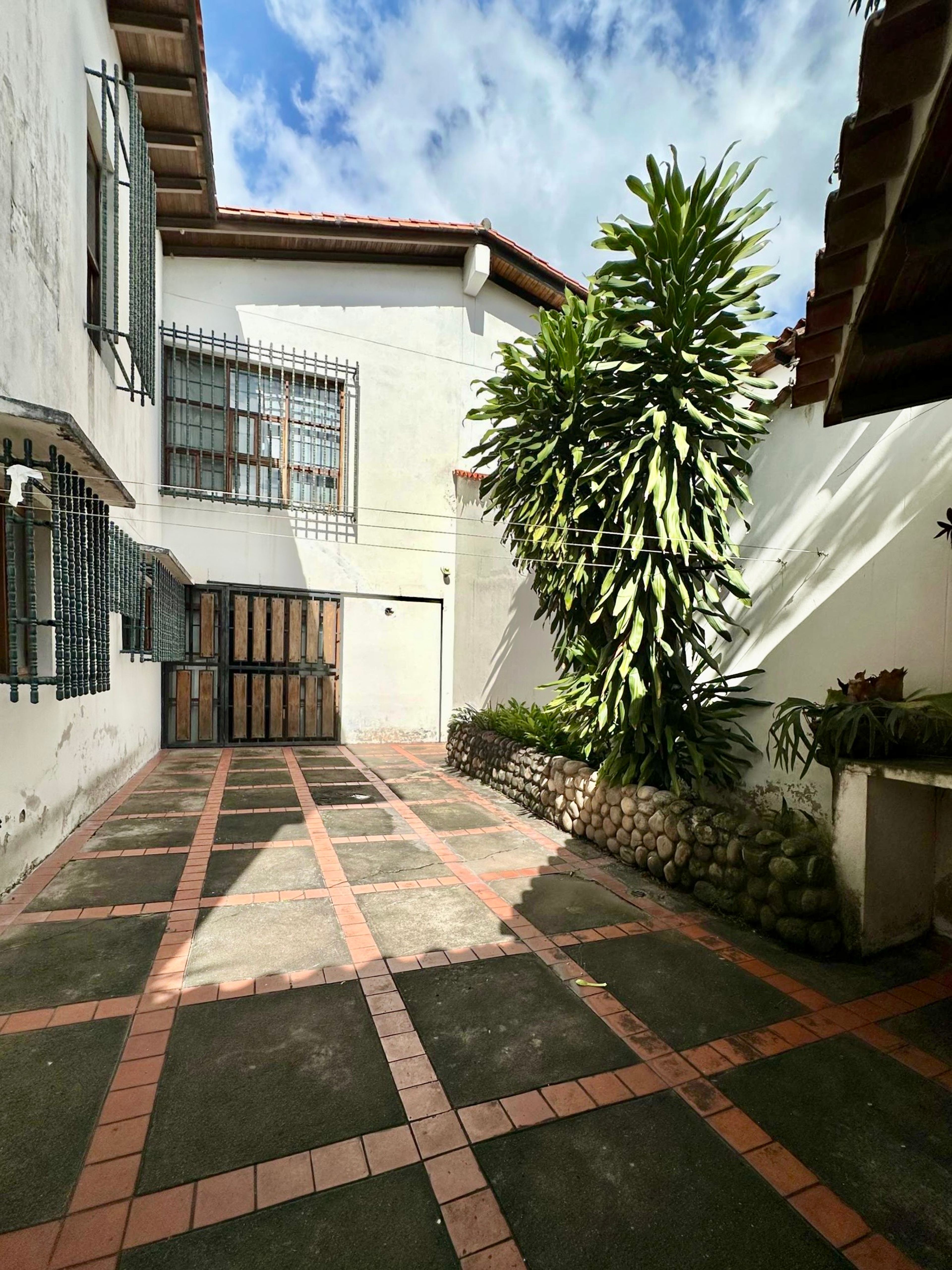 Casa de tres niveles con amplio patio y oficina en Las Lomas — foto 6