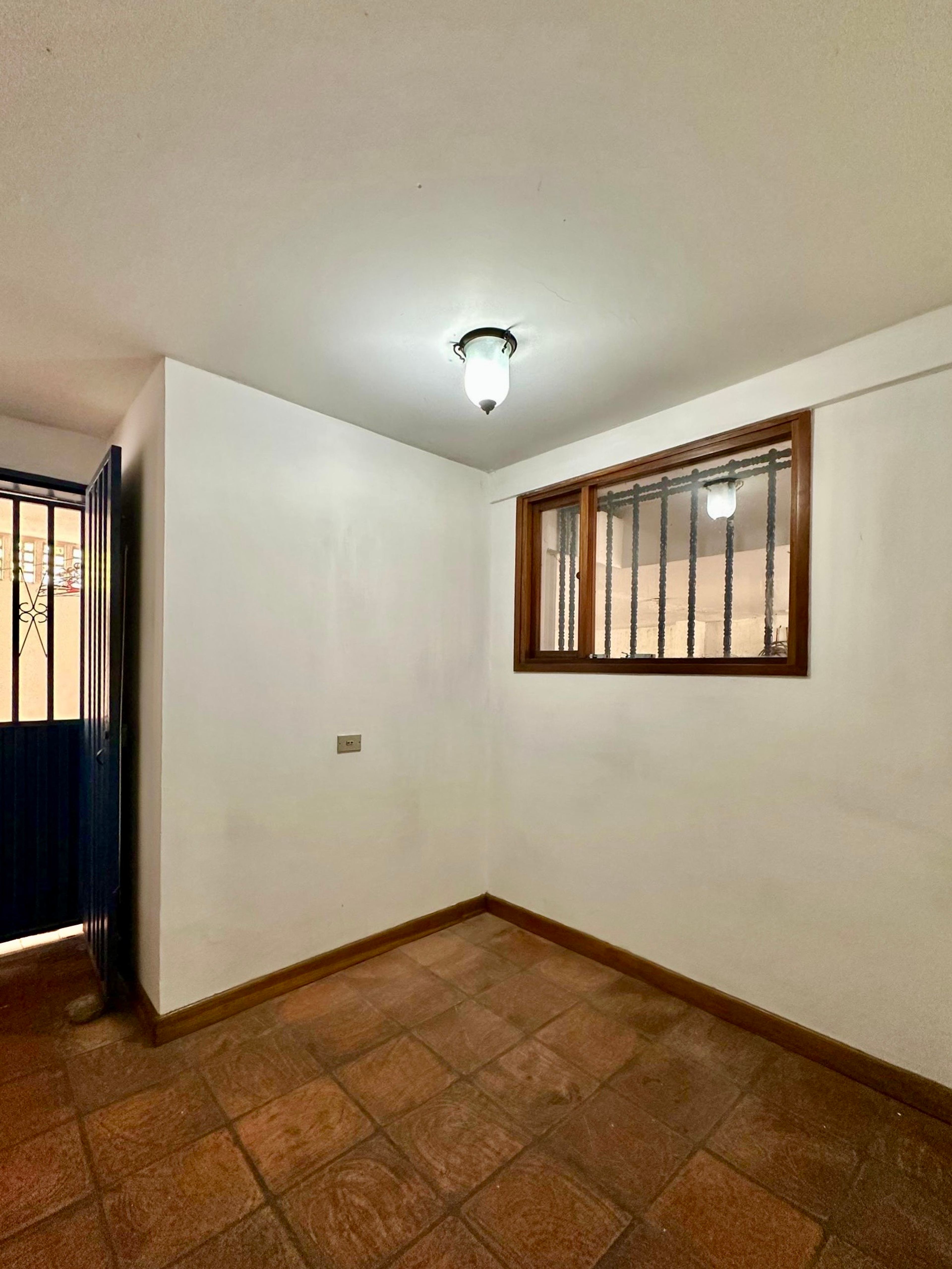 Casa de tres niveles con amplio patio y oficina en Las Lomas — foto 7