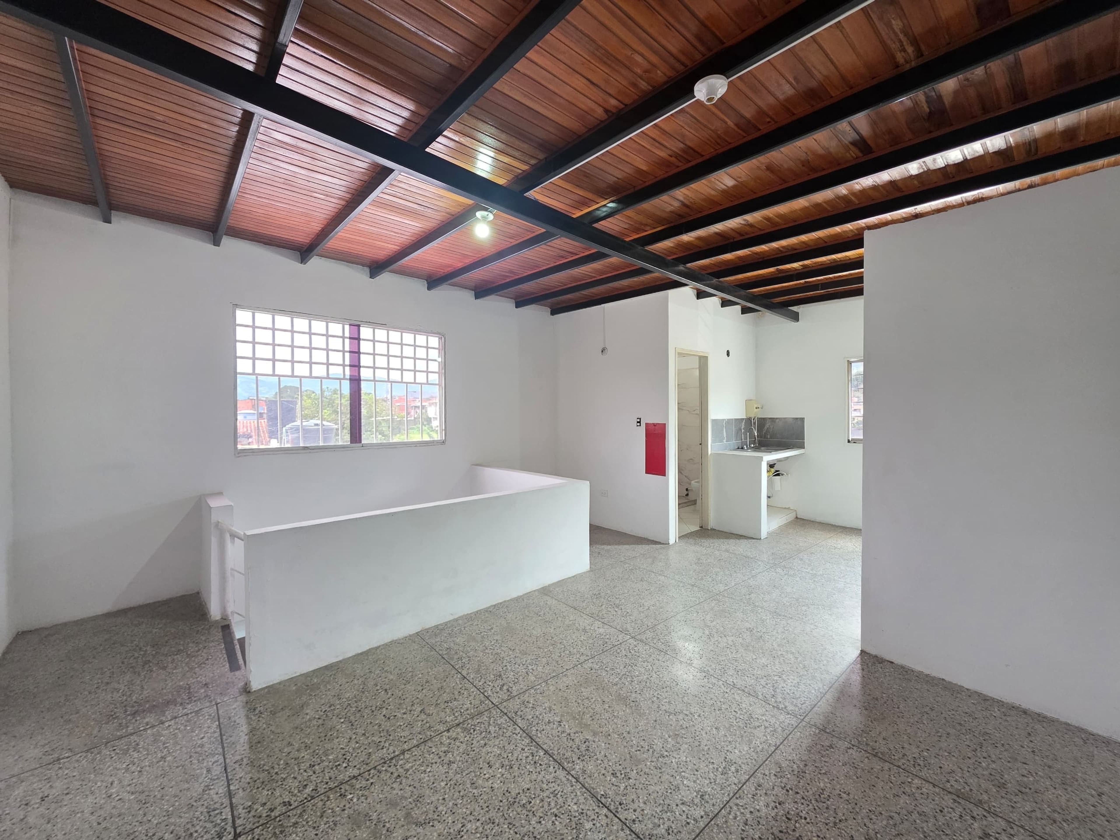 Edificio comercial estratégico en la vía principal de Santa Teresa, Barrio Bolívar — foto 3