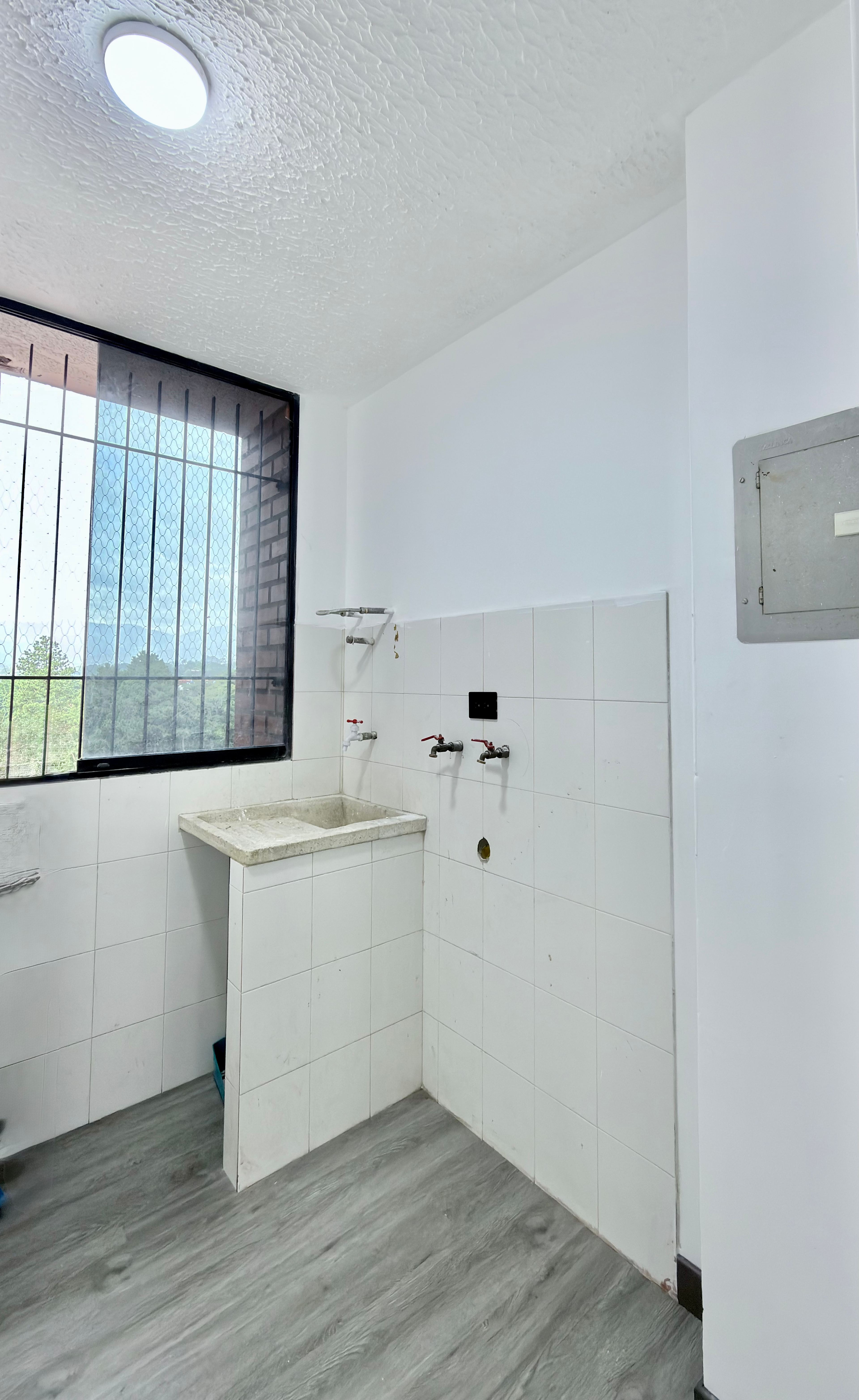 Apartamento recién remodelado con vista a la avenida en Residencias Alta Vista — foto 7