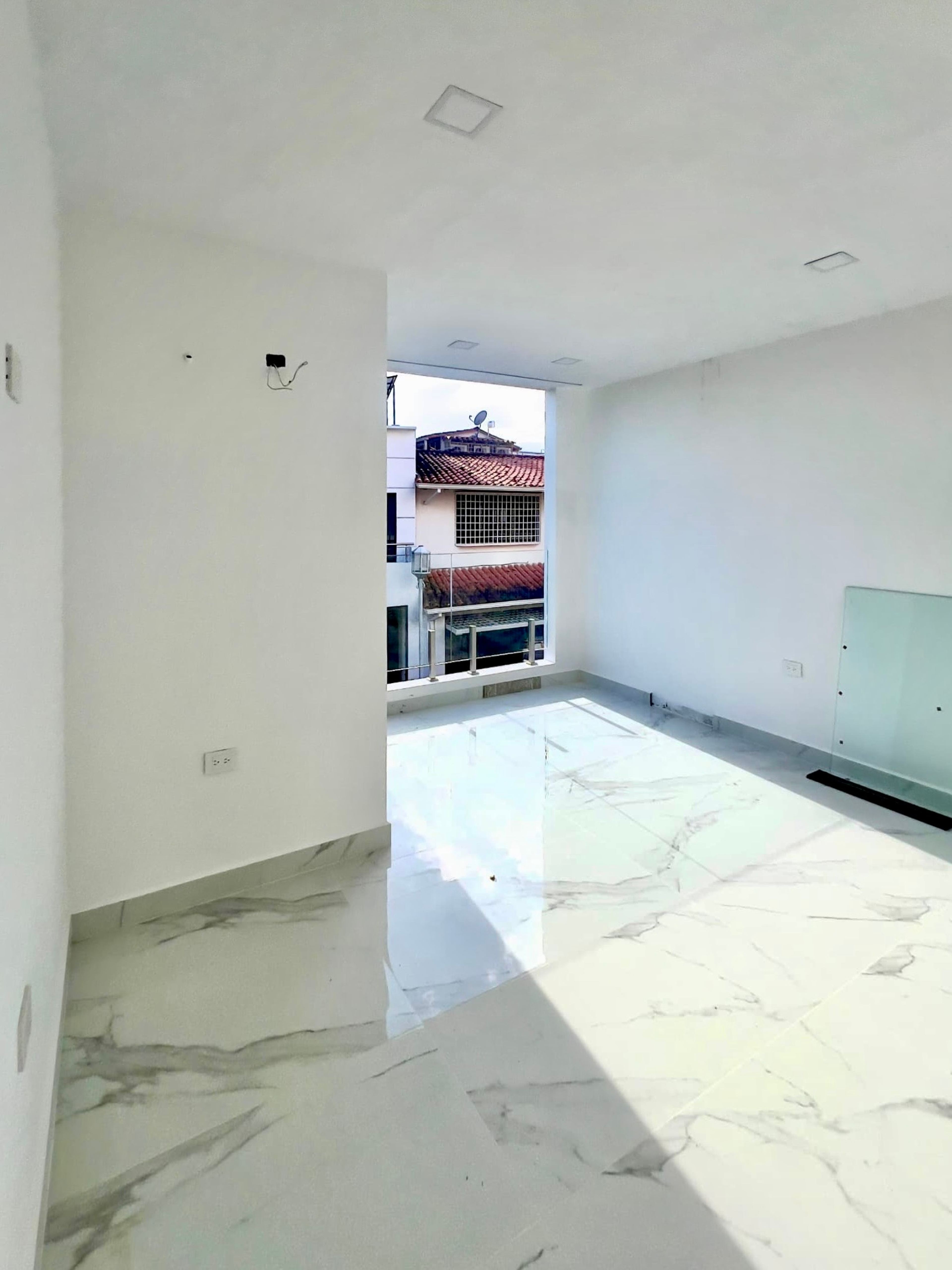 Residencia a estrenar de tres niveles con terraza en Las Acacias — foto 9