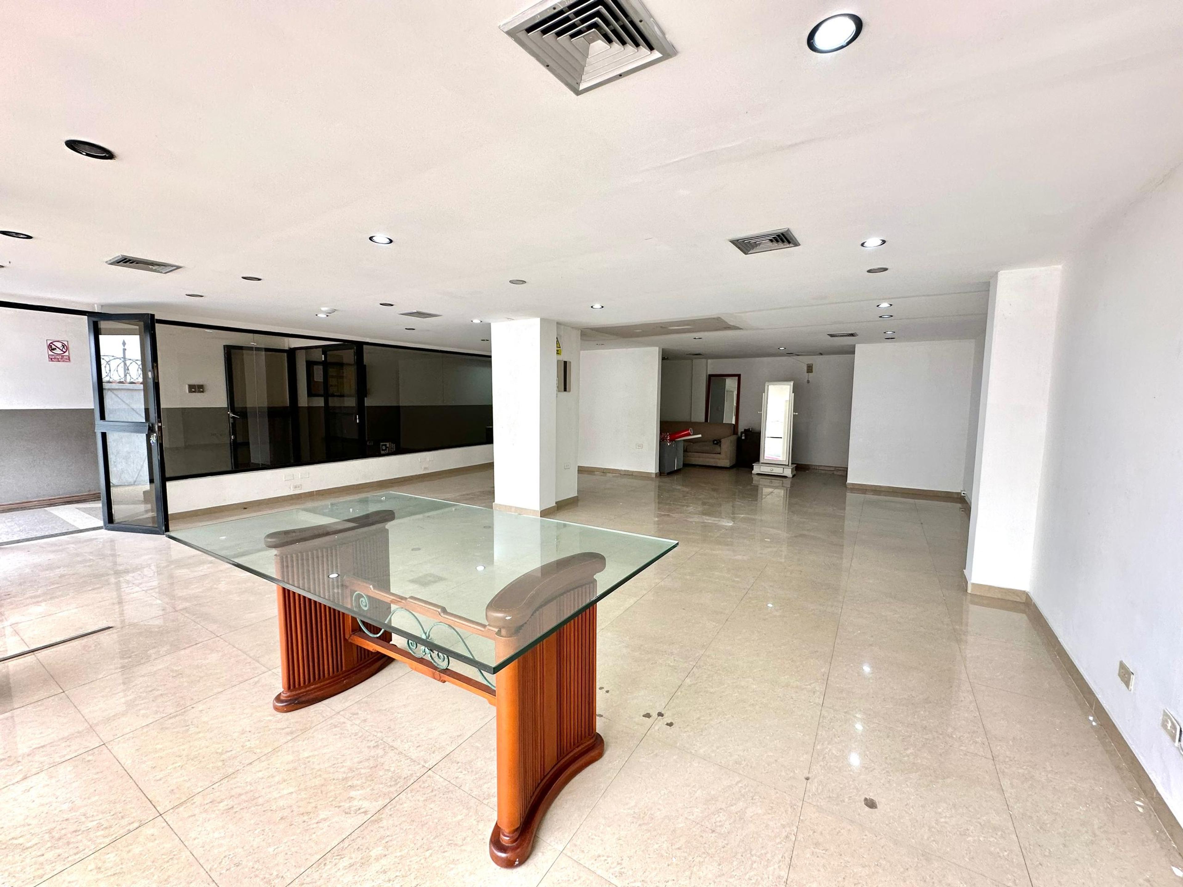 Local comercial a pie de calle en Torre Capeccio, Barrio Obrero — foto 8