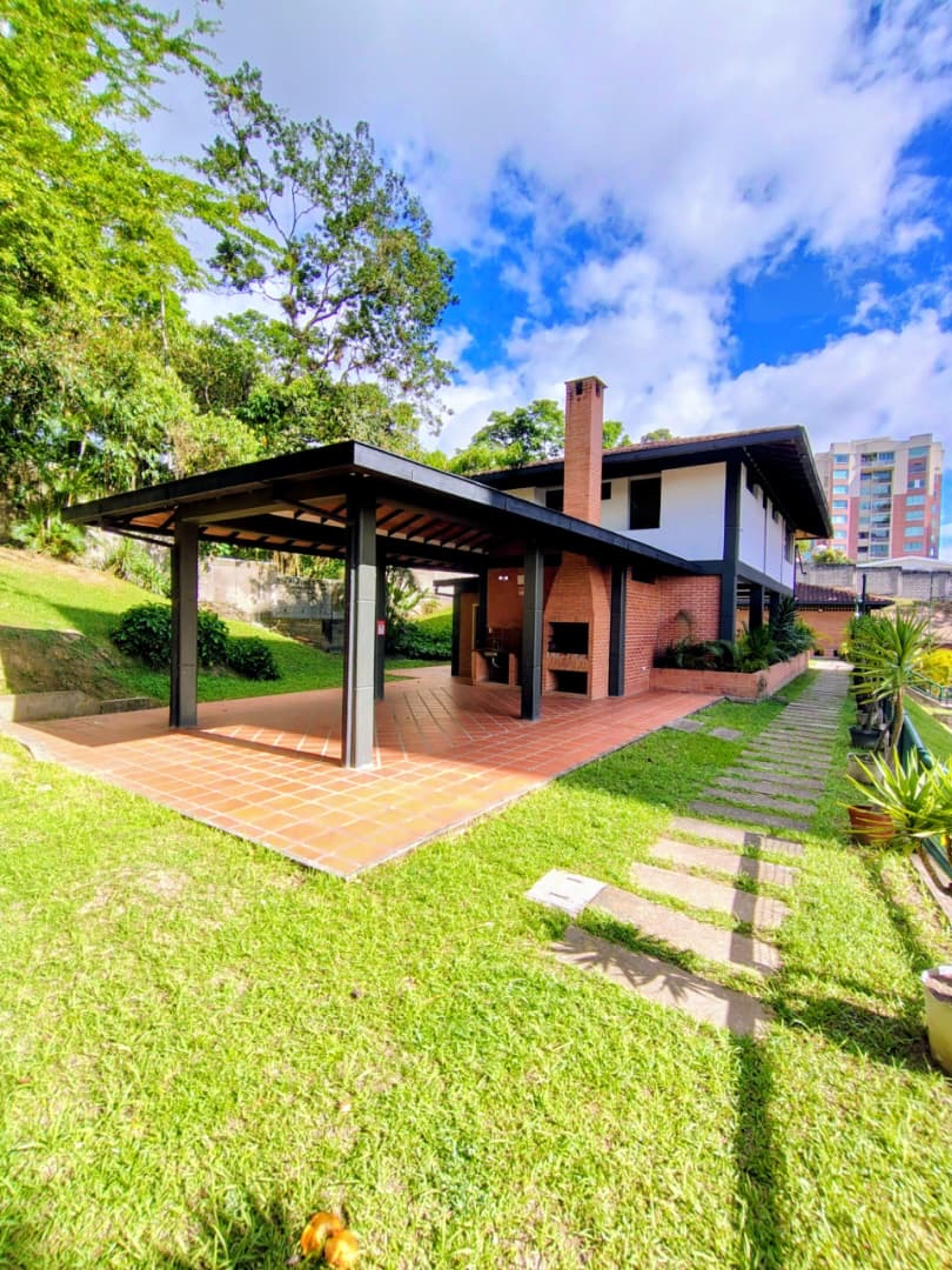 Apartamento recién remodelado con vista a la avenida en Residencias Alta Vista — foto 16