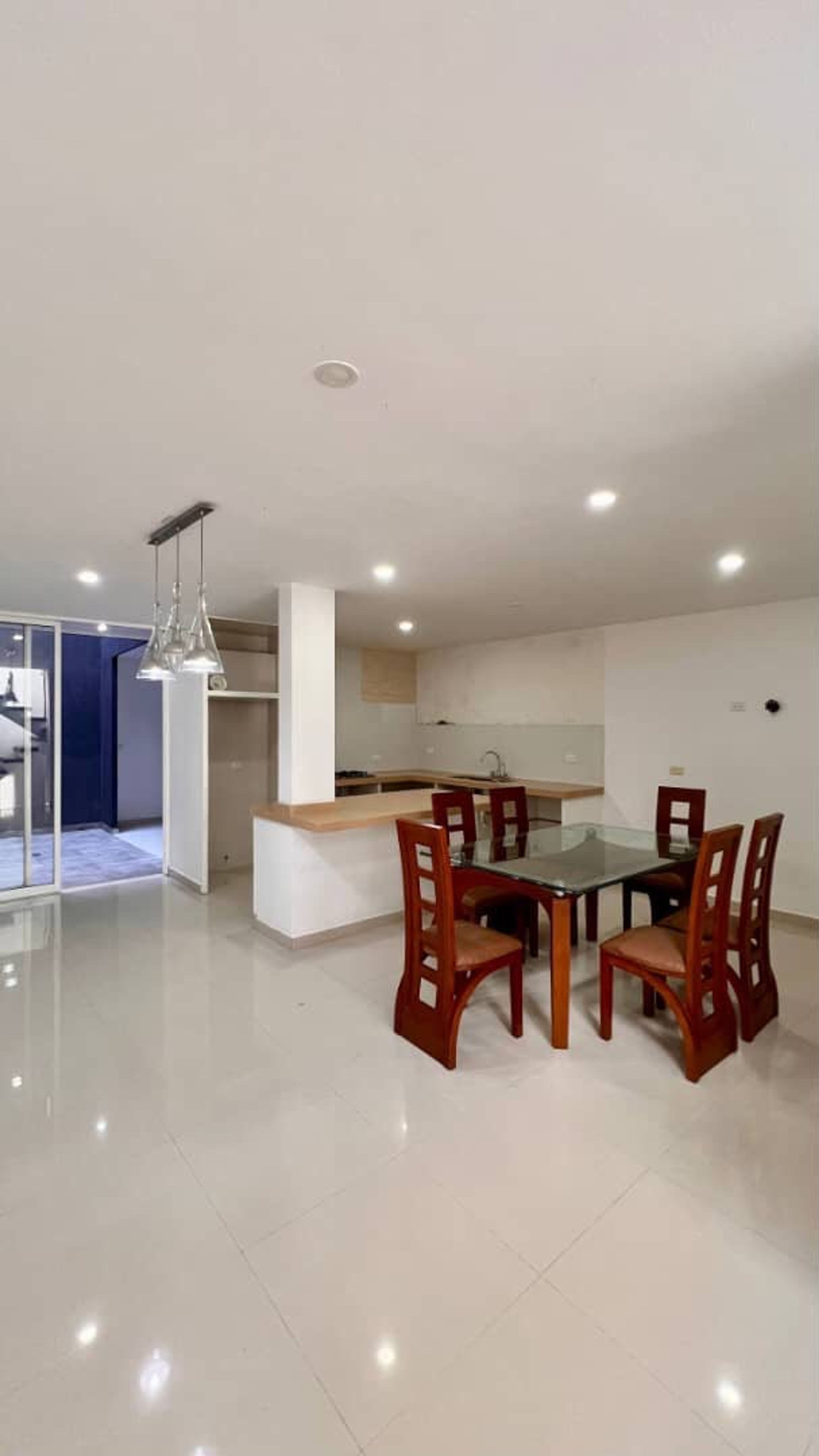 : Casa de 5 niveles con terraza y área para piscina en Colinas de Pirineos — foto 2