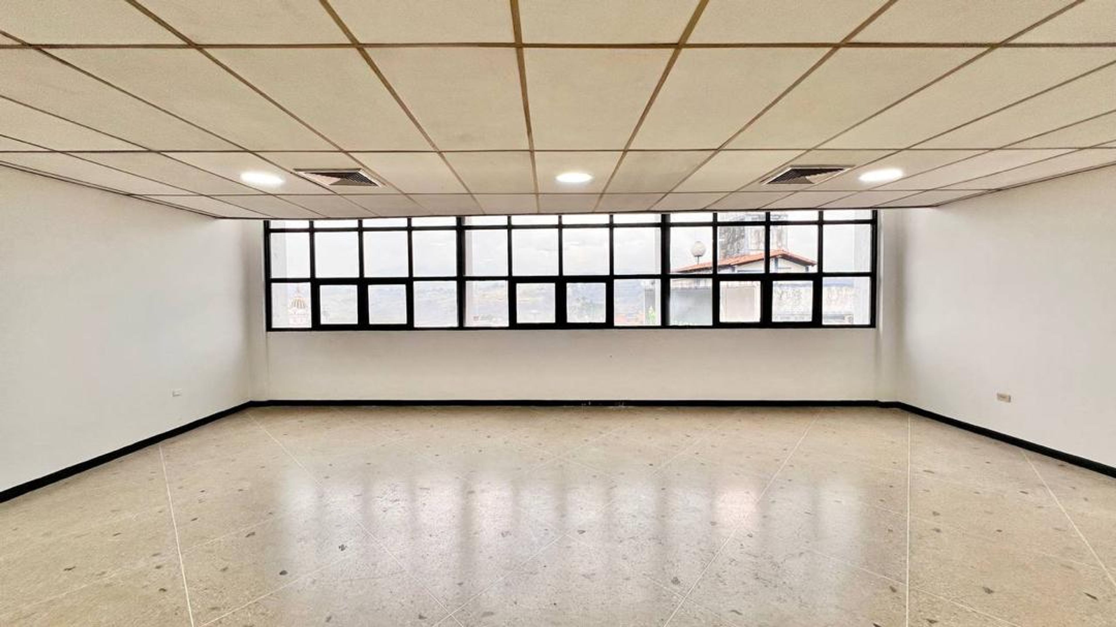 Edificio en el centro de San Cristóbal  — foto 7