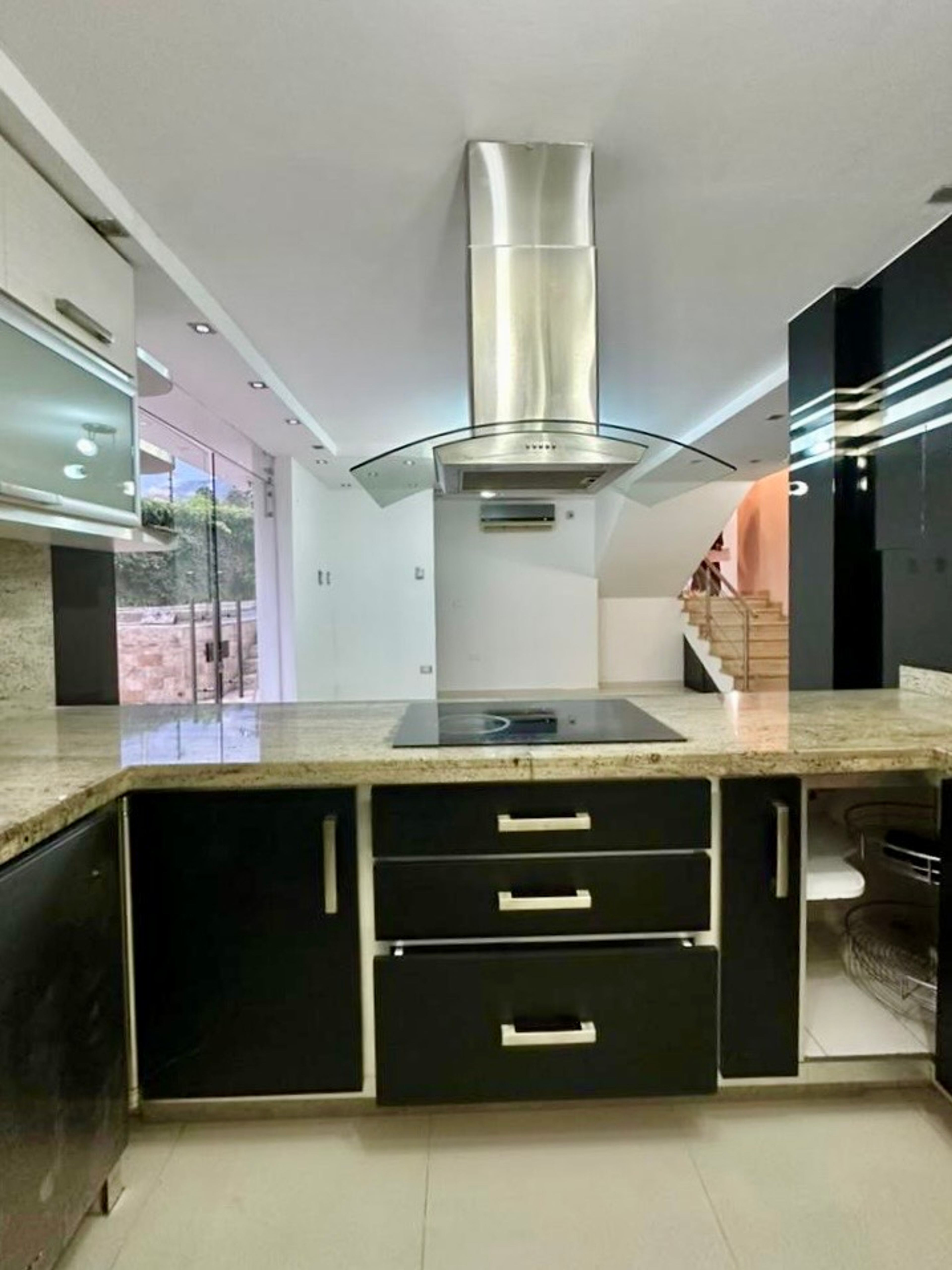 Casa de 3 niveles con piscina privada y 5 suites en Vista Hermosa II, Las Acacias — foto 8