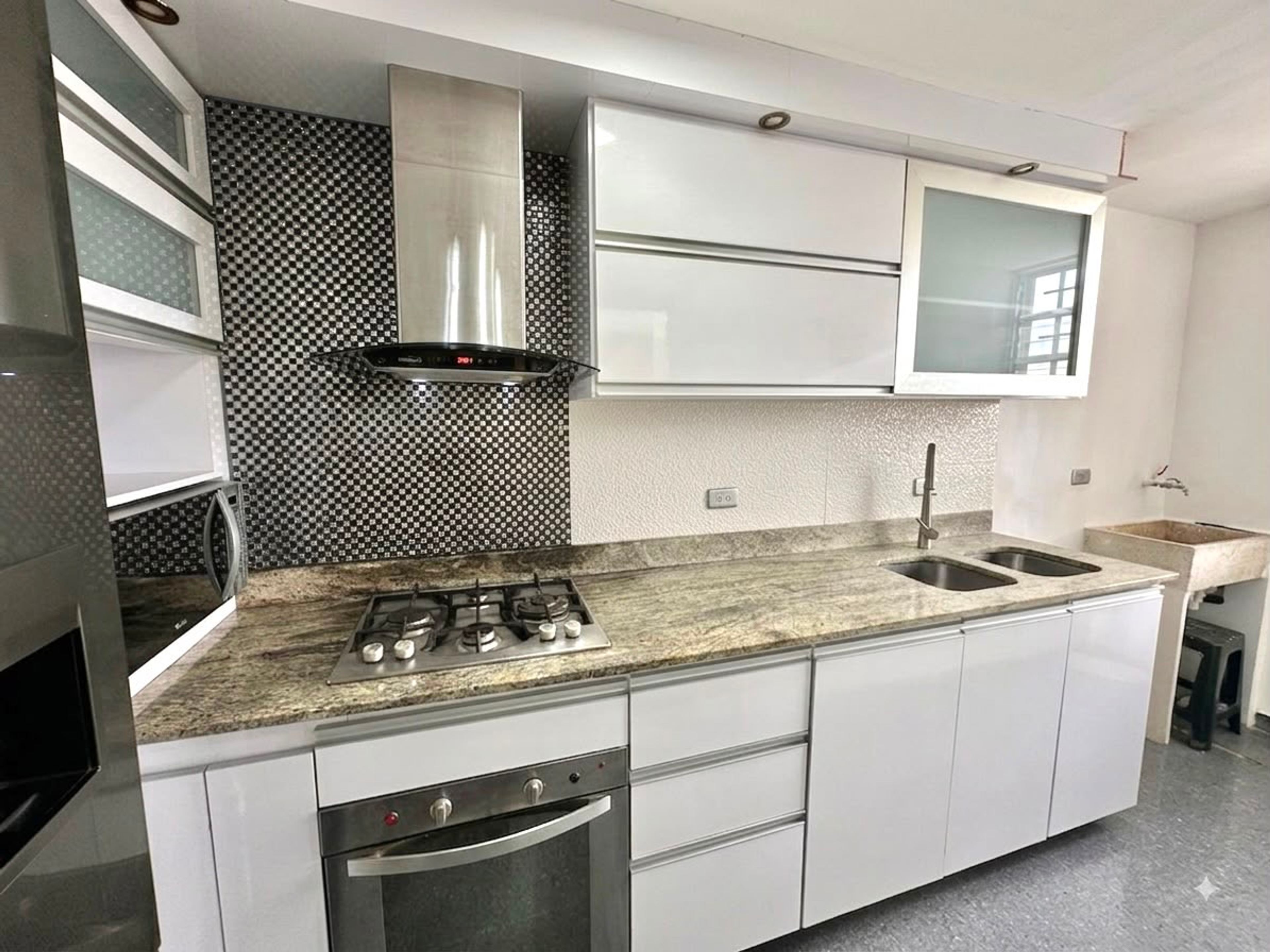 Apartamento semi amoblado en Avenida Rotaria con cocina equipada — foto 6