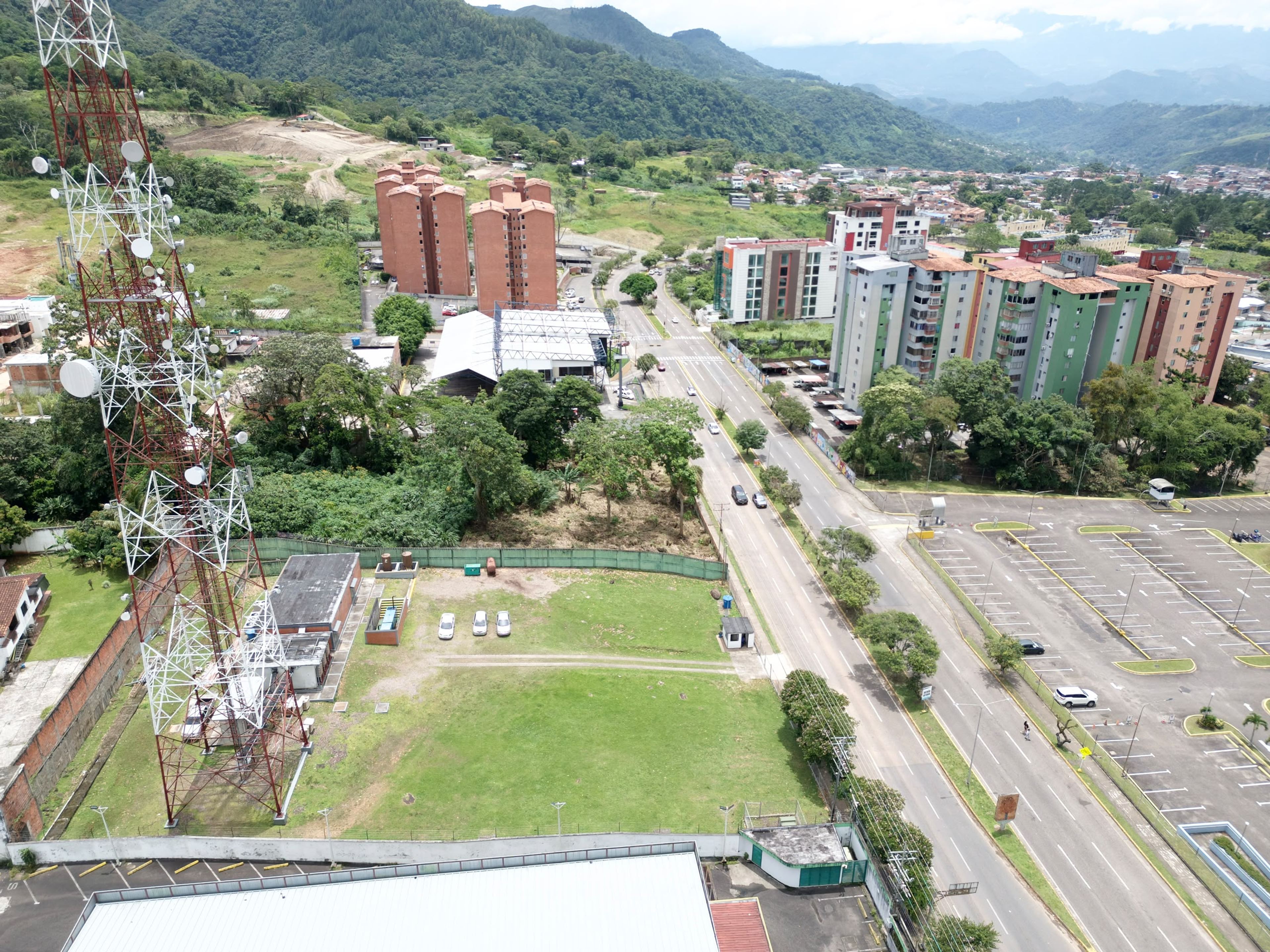 Terreno comercial de 415 m² con frente directo en la Avenida Rotaria — foto 6